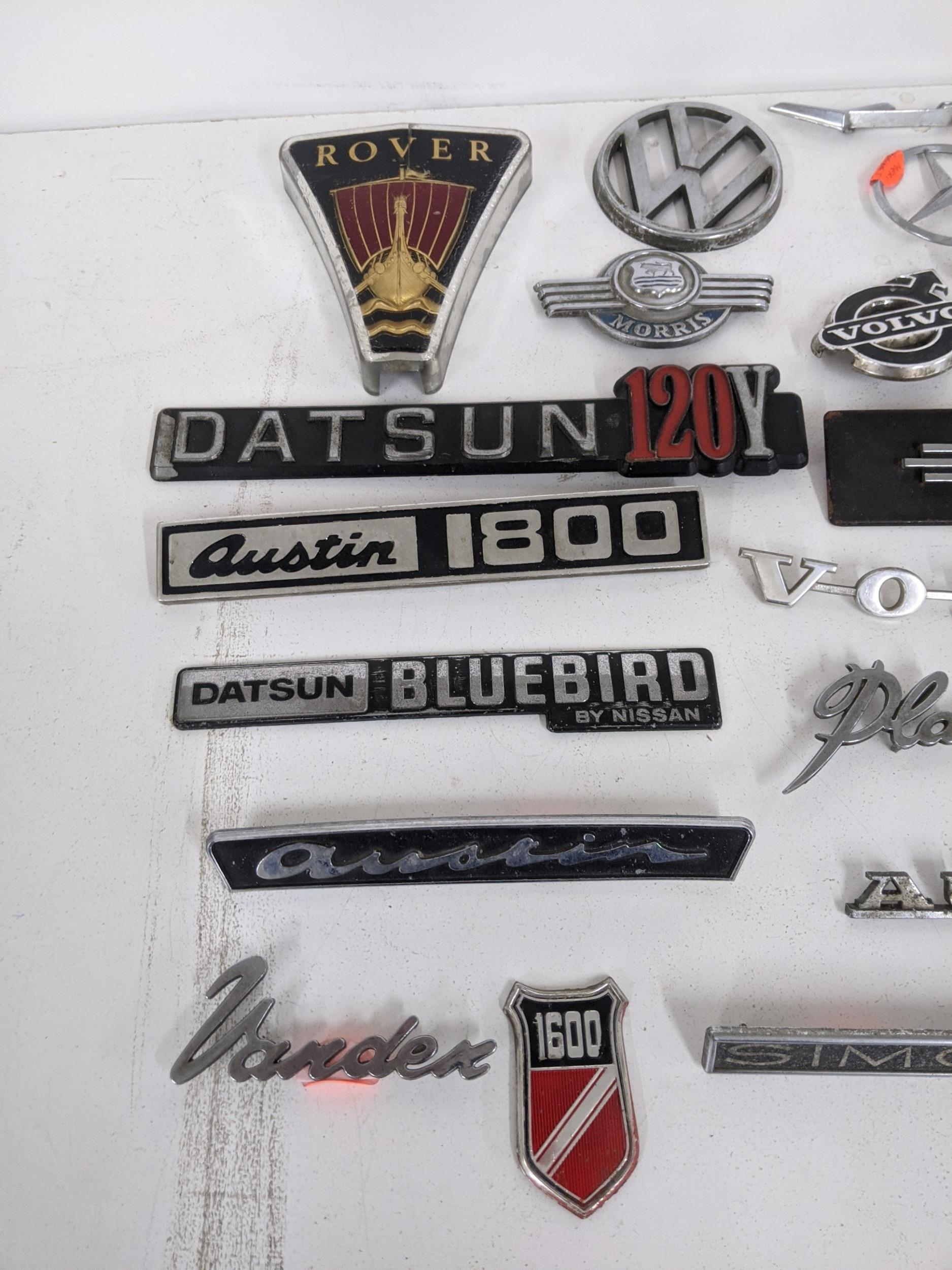 Miscellaneous car make and model badges to include Volvo, Rover, Alfa Romeo, DAF, Austin 1300 - Image 2 of 4