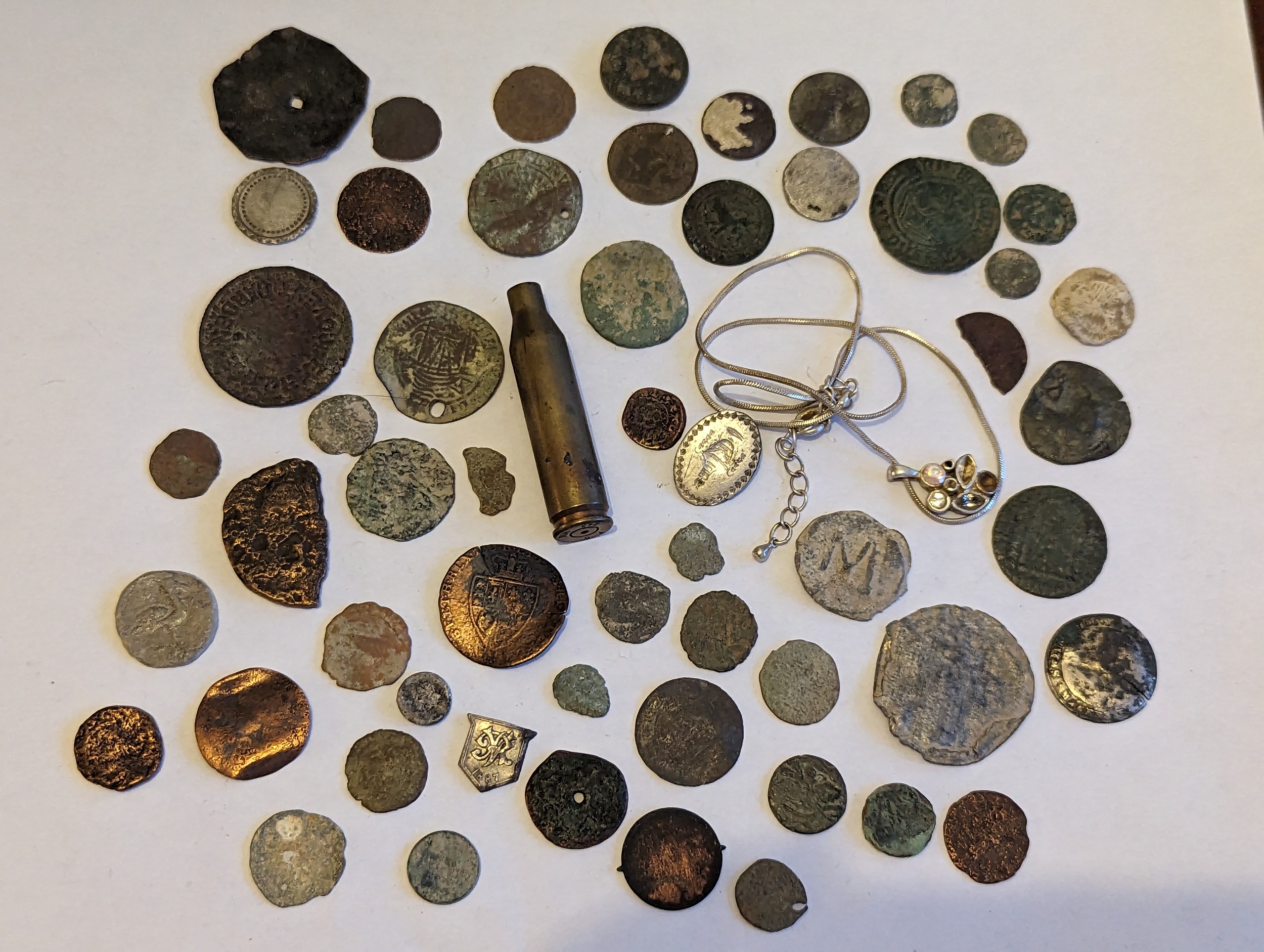 Metal Detector Finds - A collection of mixed finds and artifacts to include brooches, silver rings - Image 6 of 6