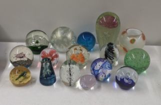 A collection of various paperweights to include a large jelly fish example and others Location: If