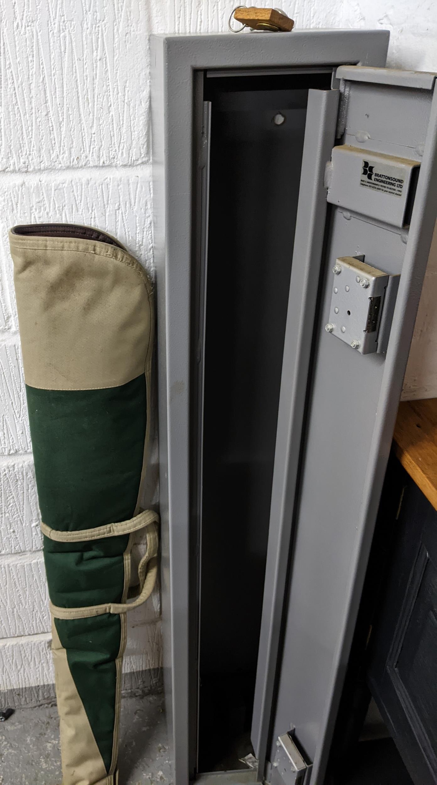 A Bratton sound Engineering ltd metal gun case with keys, and a green and cream canvas gun slip case - Image 2 of 3