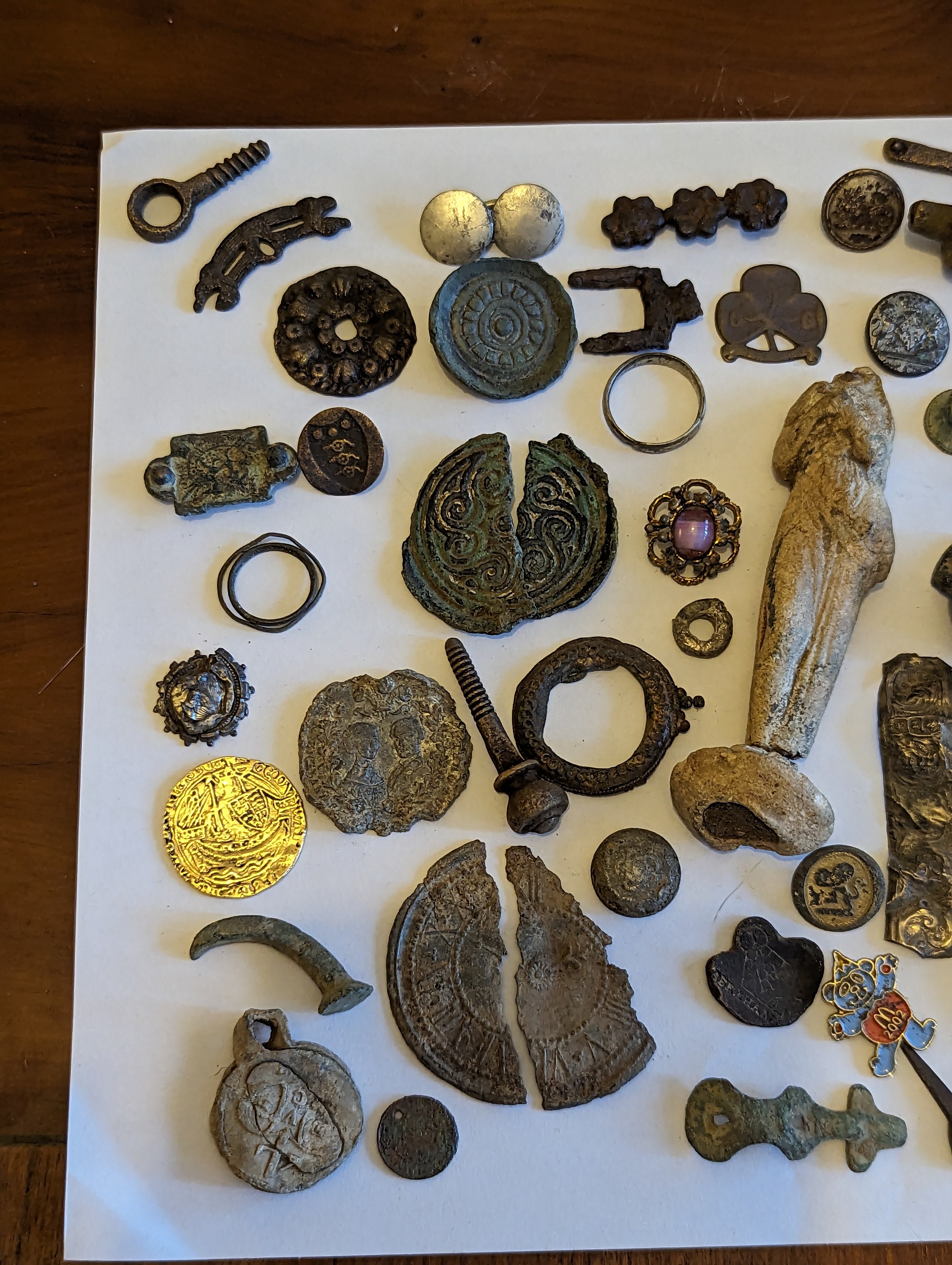 Metal Detector Finds - A collection of mixed finds and artifacts to include brooches, silver rings - Image 2 of 6