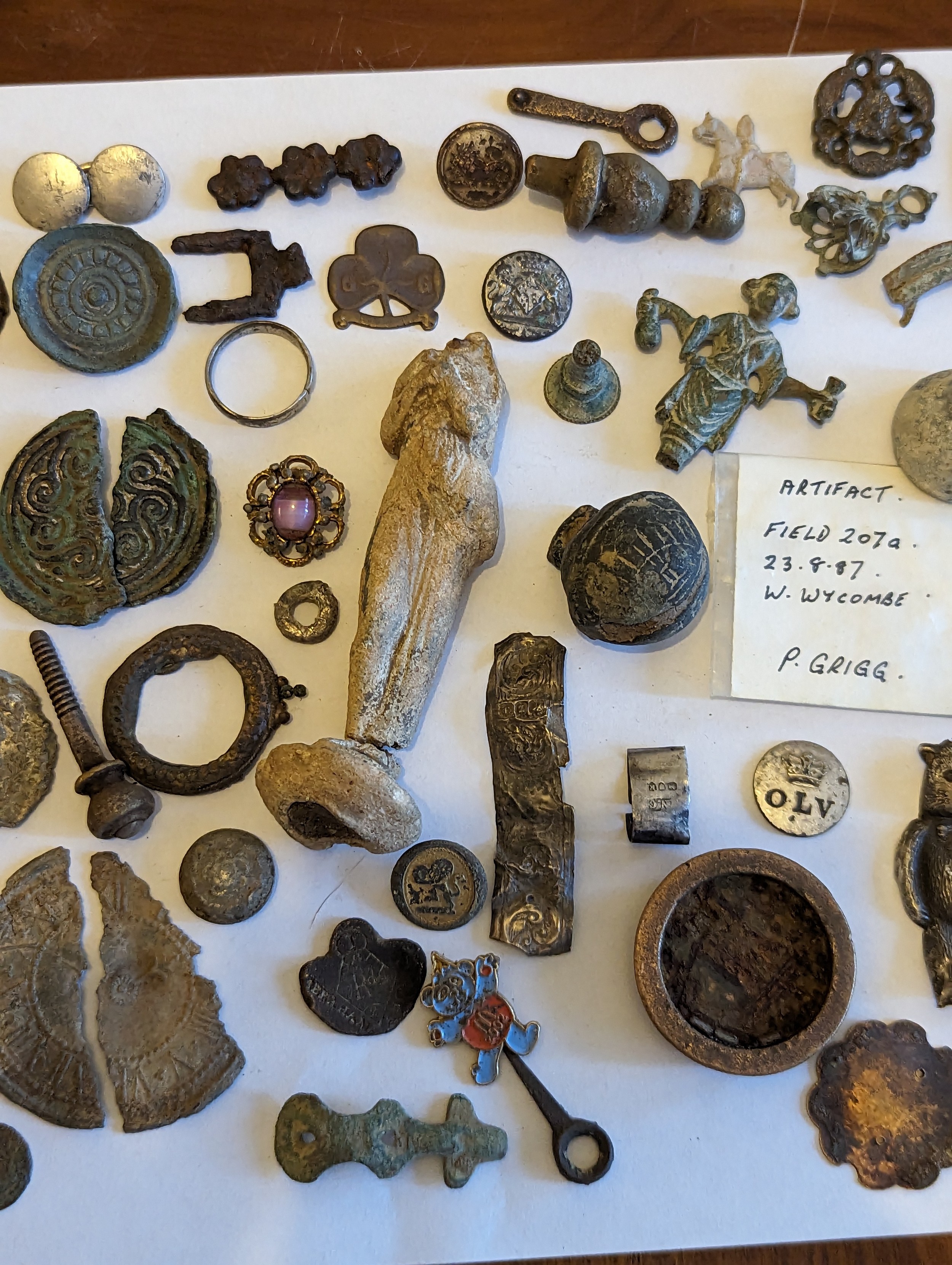 Metal Detector Finds - A collection of mixed finds and artifacts to include brooches, silver rings - Image 4 of 6