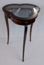 An Edwardian mahogany display table, the top fashioned as a three leaf clover on three splayed legs,