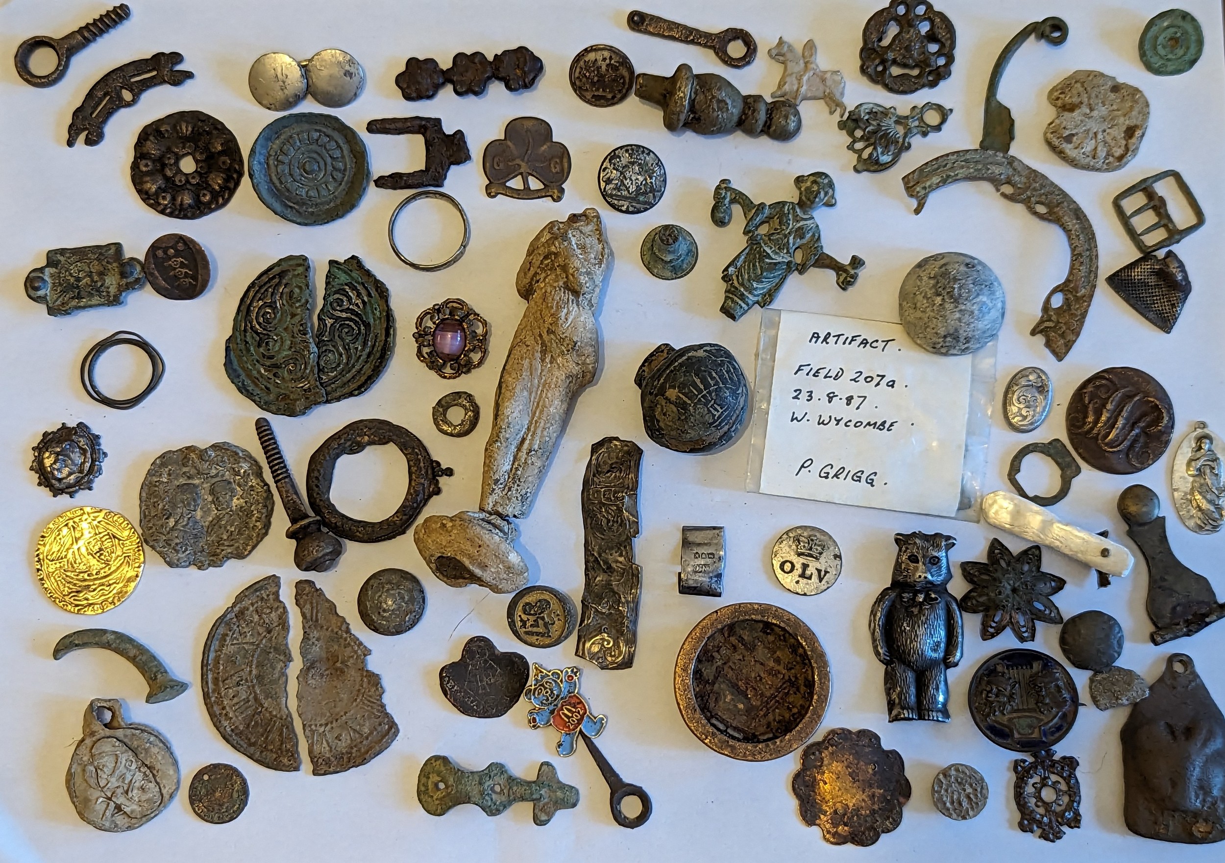 Metal Detector Finds - A collection of mixed finds and artifacts to include brooches, silver rings - Image 3 of 6