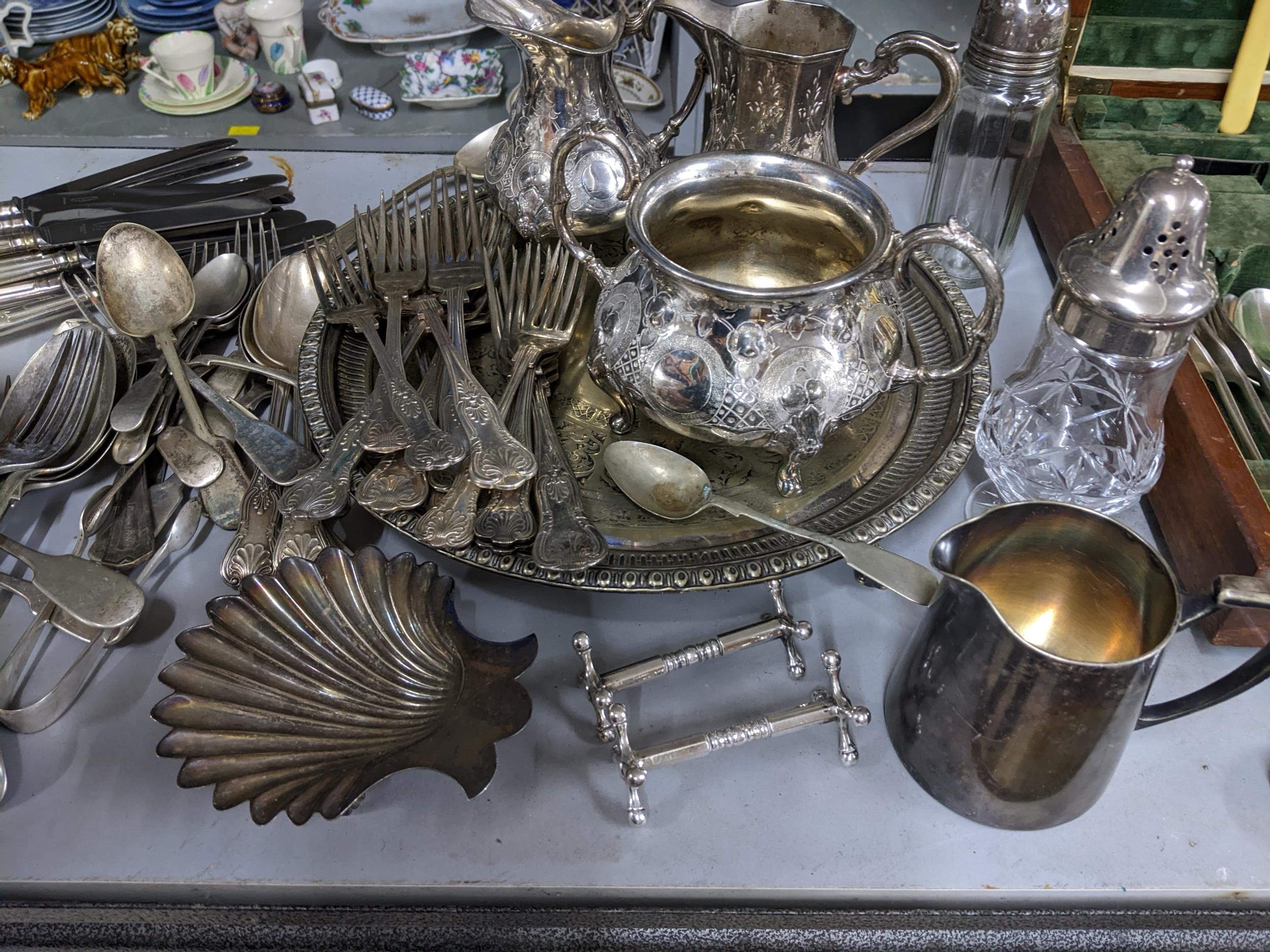 Mixed silver plate to include a walnut cased canteen of cutlery by the Northern Goldsmiths - Image 3 of 4