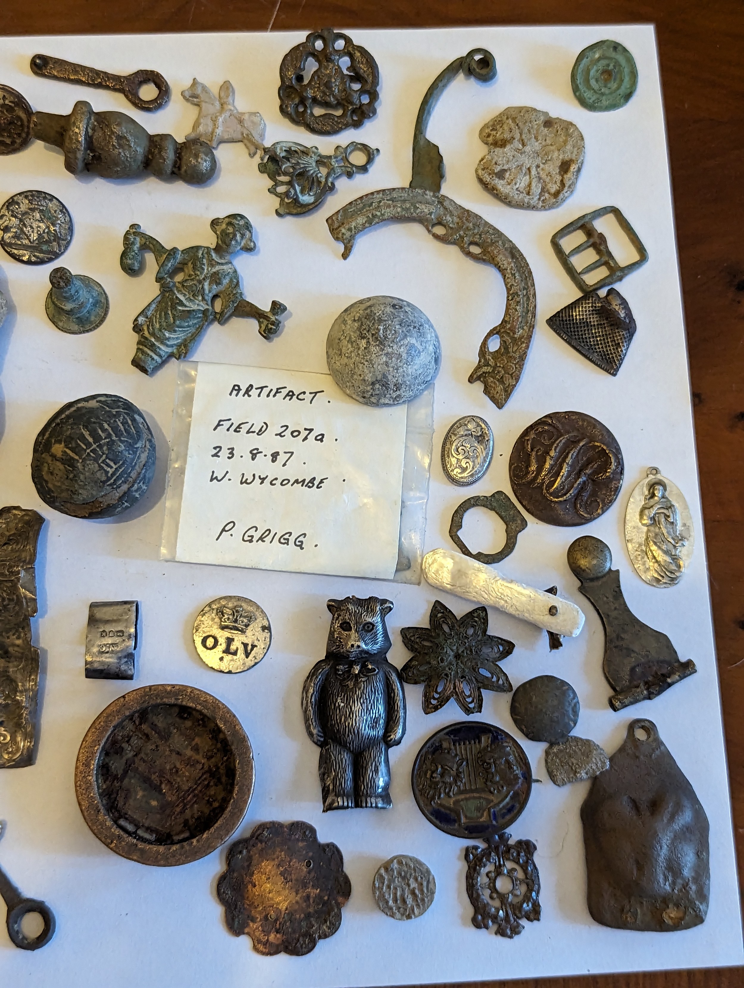 Metal Detector Finds - A collection of mixed finds and artifacts to include brooches, silver rings - Image 5 of 6