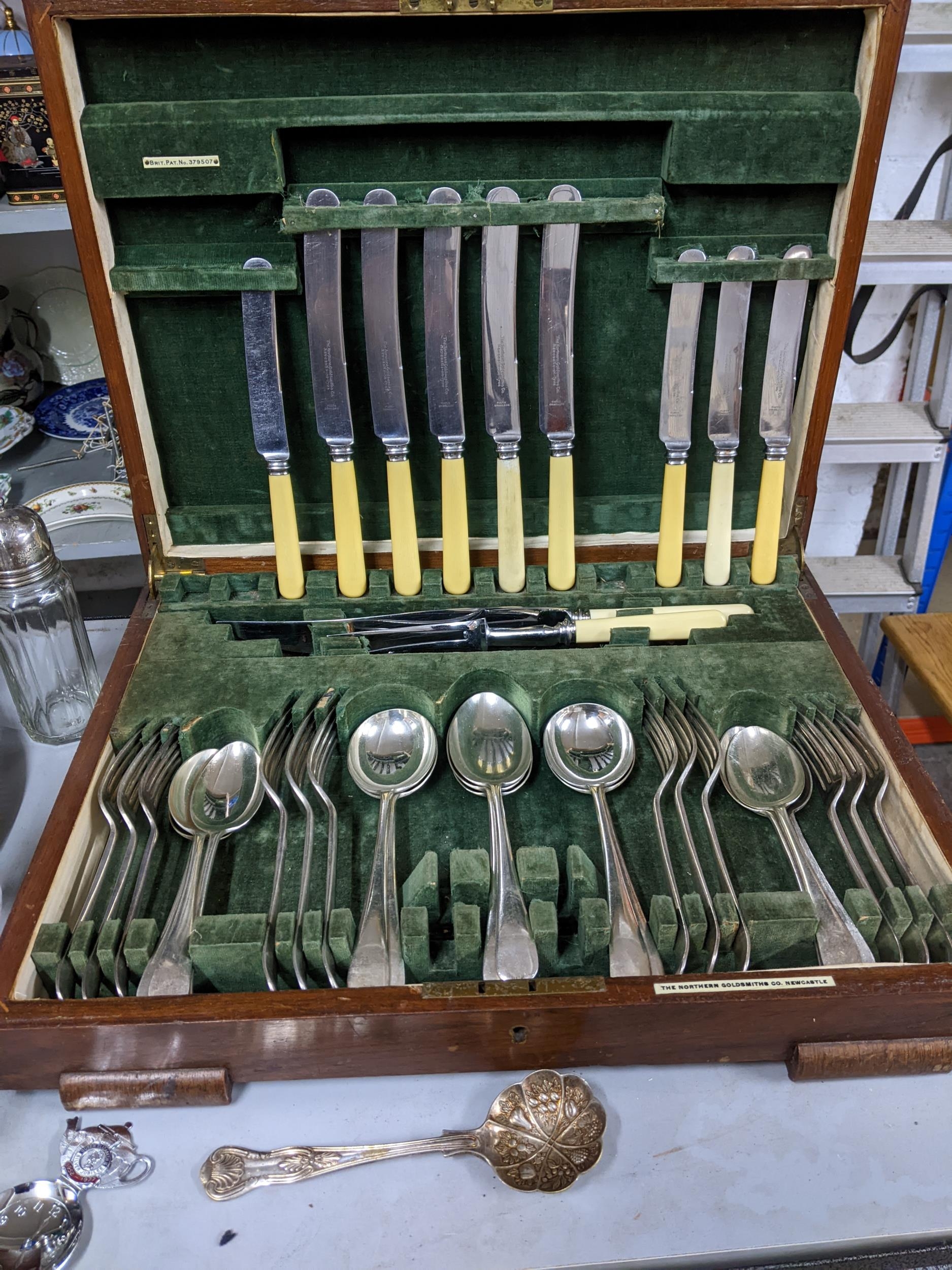 Mixed silver plate to include a walnut cased canteen of cutlery by the Northern Goldsmiths - Image 2 of 4