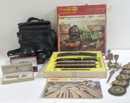 A mixed lot to include a Tri-ang Hornby RS.603 Flying Scotsman set, one piece missing, along with