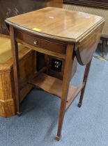 An Edwardian mahogany Pembroke table with a single shelf below and a drawer, 72.5cm h x 40.5cm w