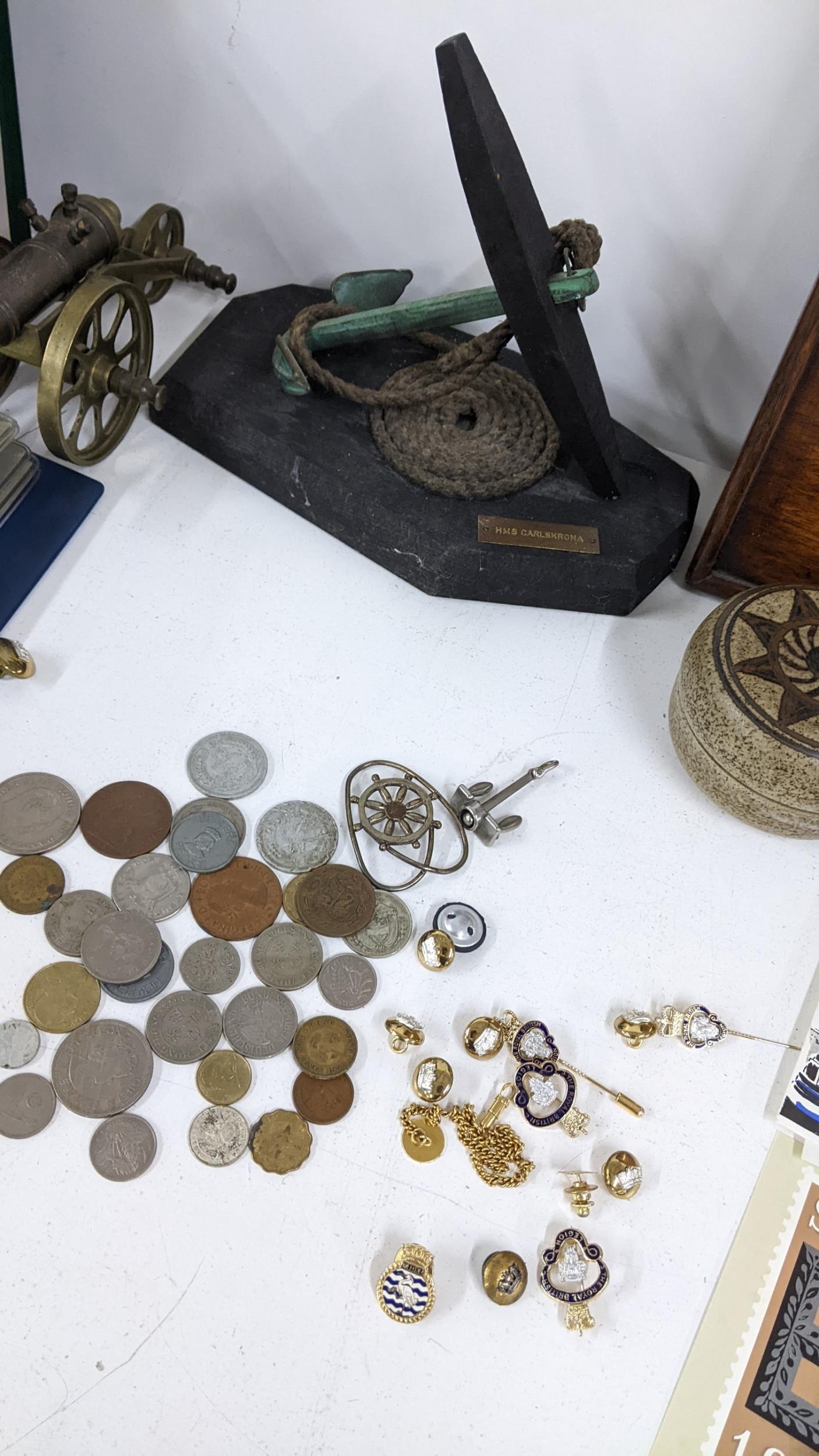 A mixed lot to include a naval plaque, naval related badges and cufflinks, brass model of a canon - Image 3 of 4
