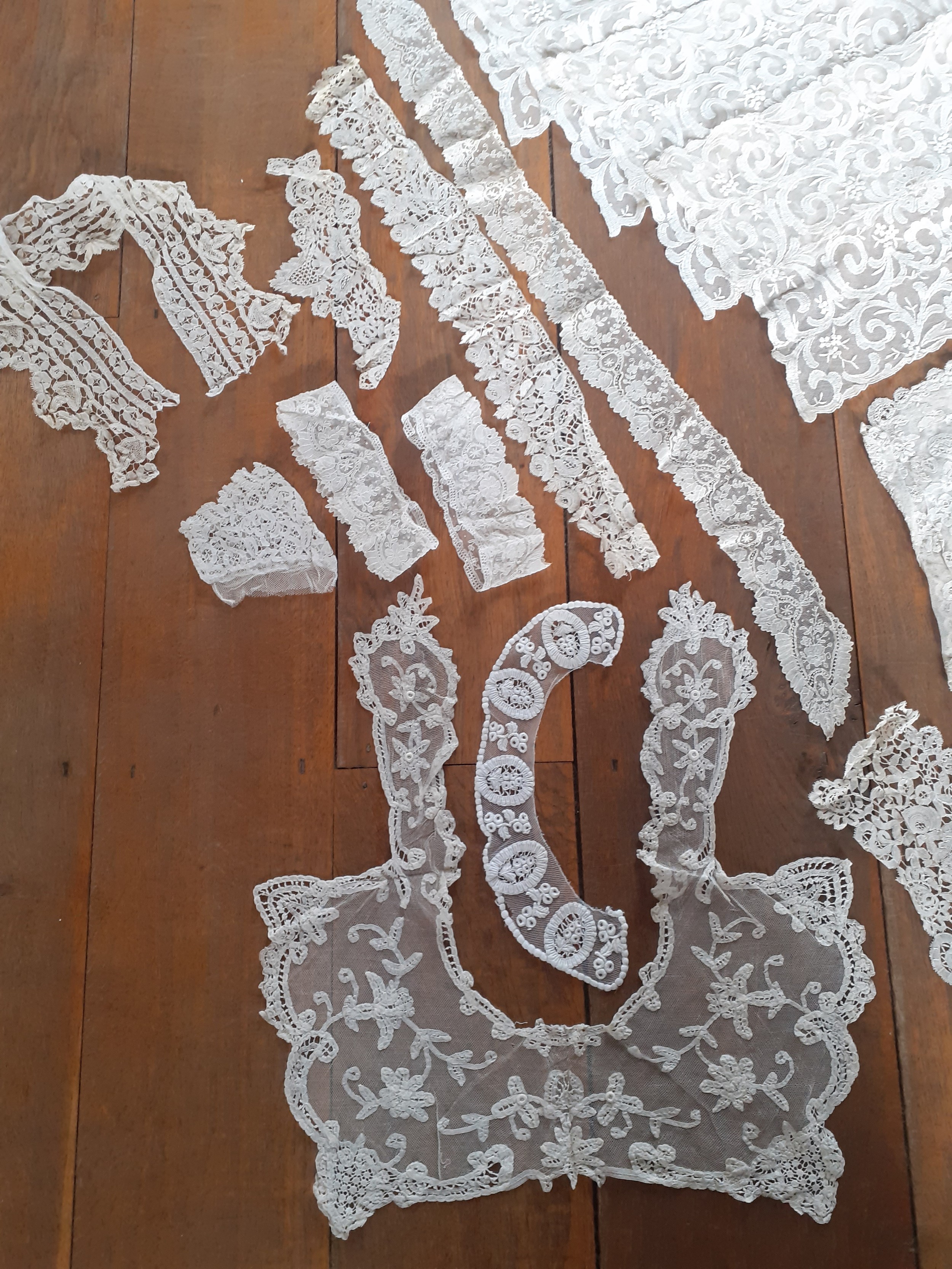 A quantity of vintage lace collars, sleeves, table mats and insertions to include a Honiton lace - Bild 3 aus 10