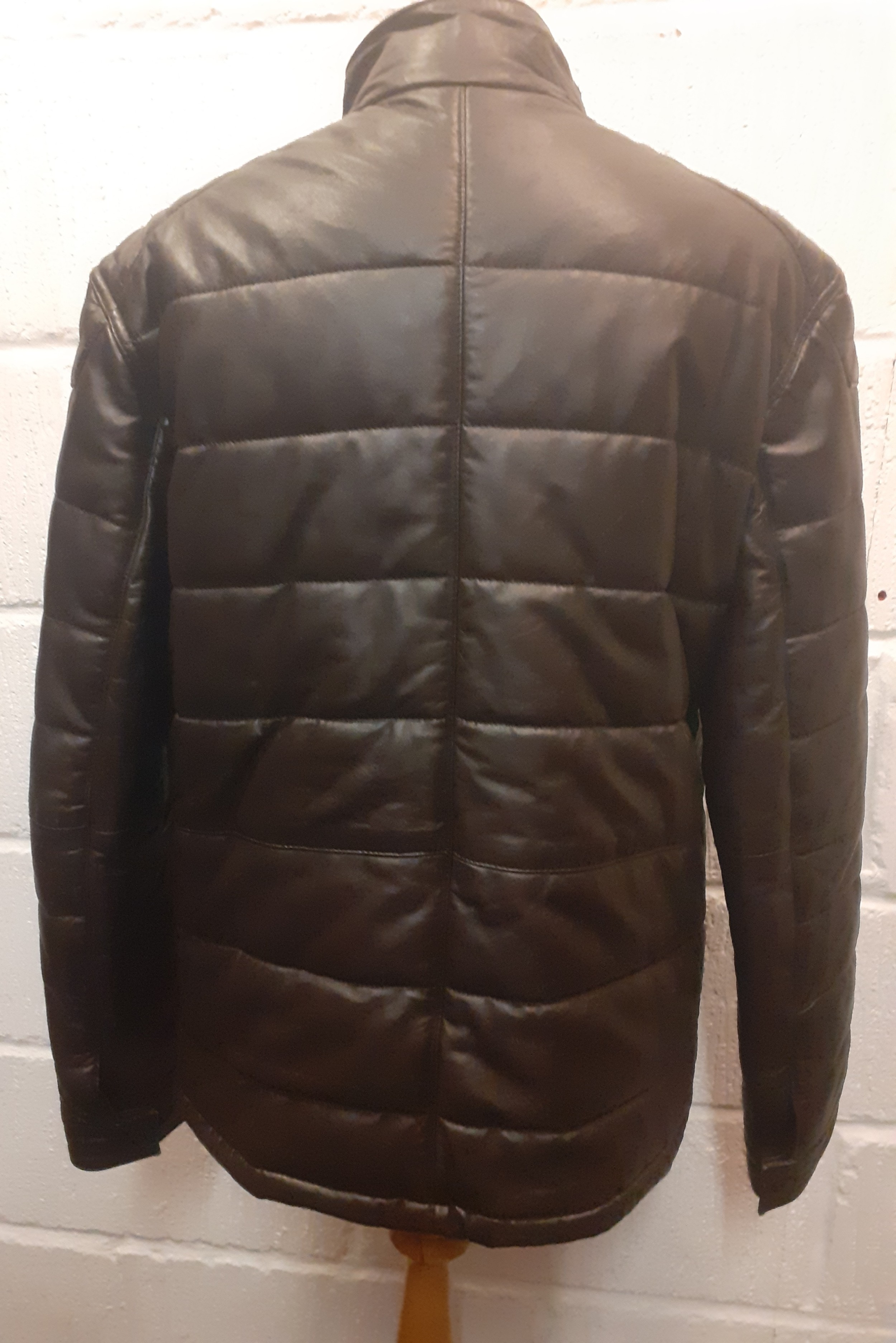 A modern gents dark brown padded soft leather Collezione sports jacket with front zip fastening - Image 4 of 5