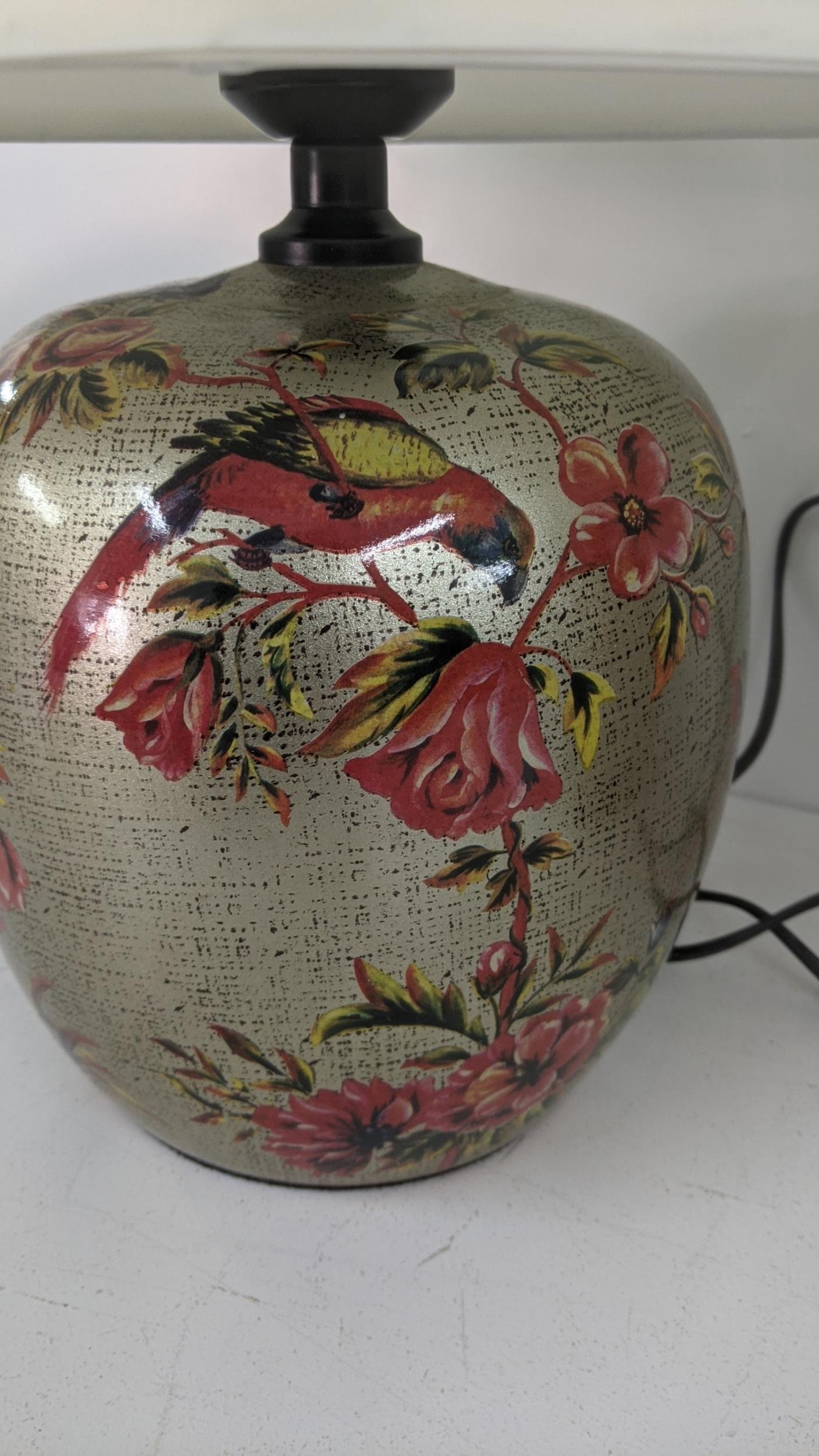 A pair of modern Oriental style table lamps decorated with parrots and floral decoration on a gold - Image 2 of 3