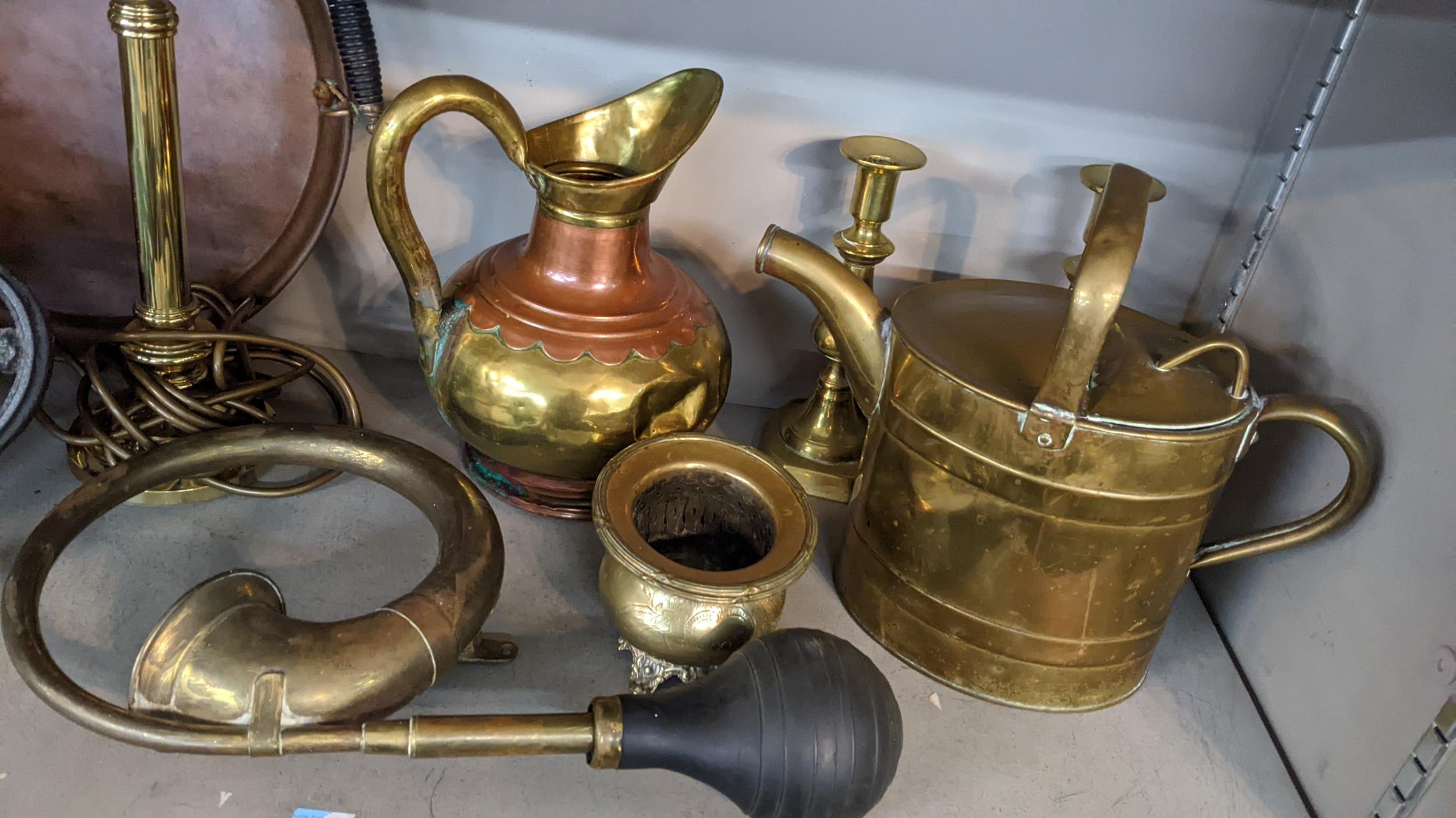 Mixed metalware to include a fireside trivet, brass horn, copper twin handled tray and other items - Image 2 of 3