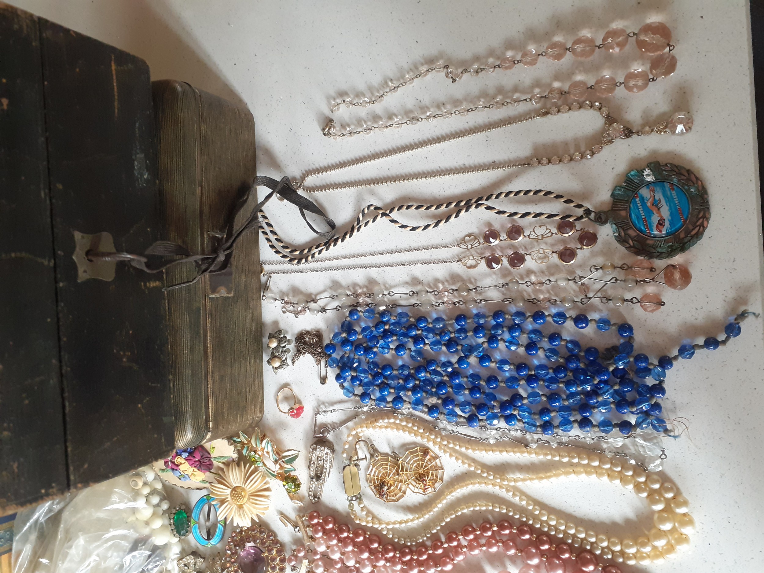 Mixed vintage costume jewellery, mainly mid 20th Century necklaces and brooches to include a long - Image 4 of 10
