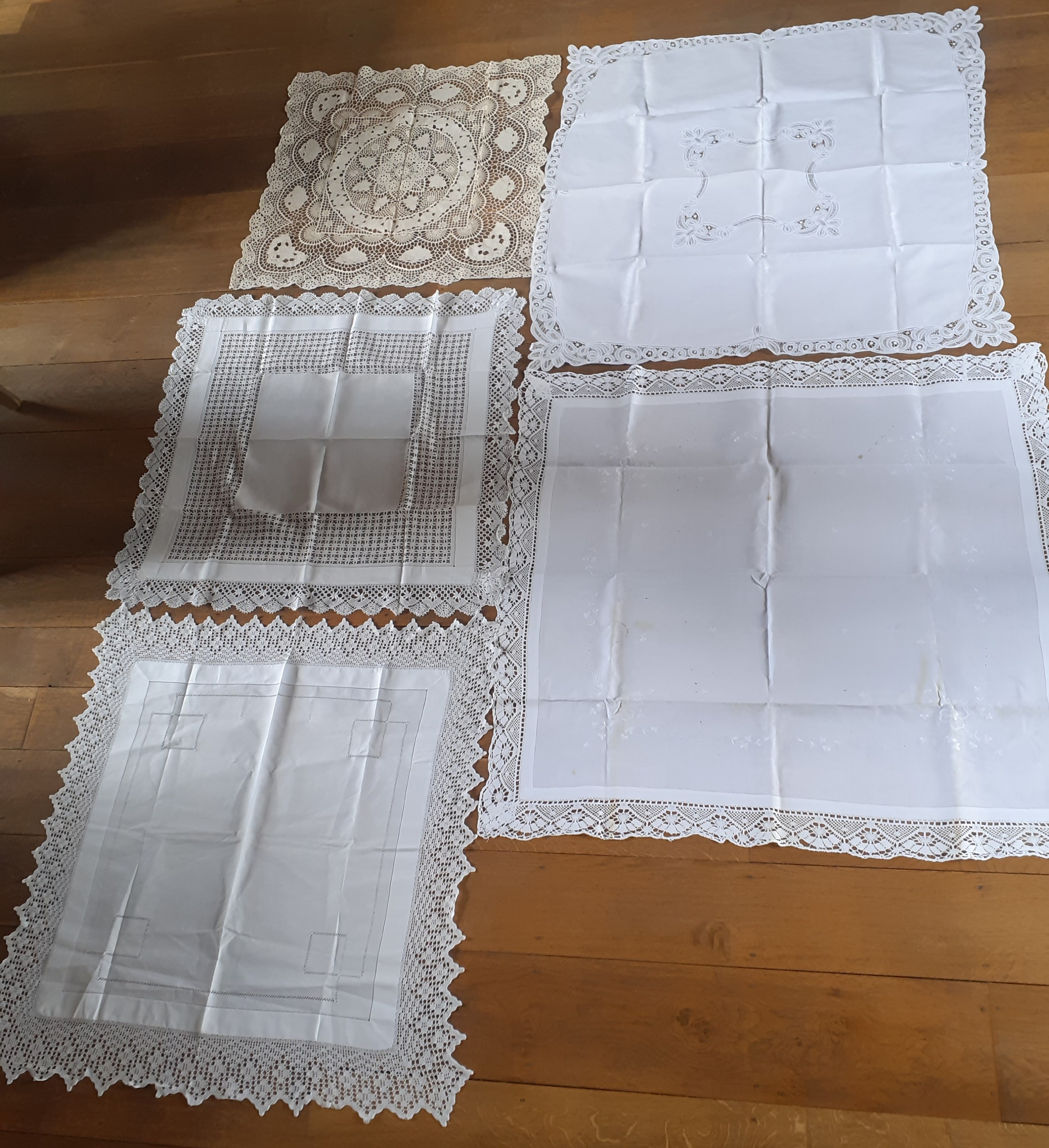 A group of 6 early to mid 20th Century white cotton and cream tablecloths. Location: - Image 2 of 3