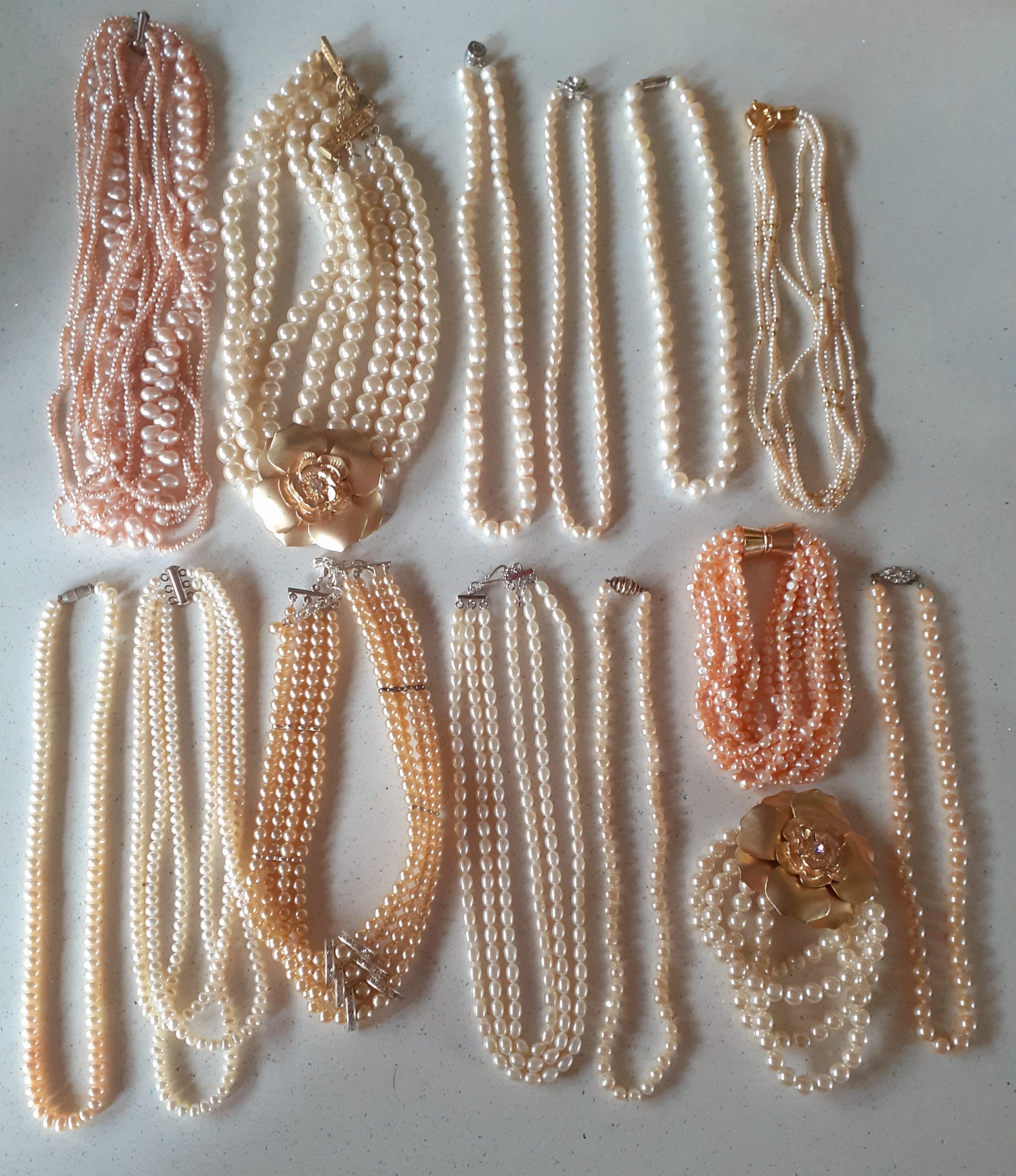 A quantity of vintage costume jewellery to include simulated pearl necklaces to include a Chomel - Image 2 of 5