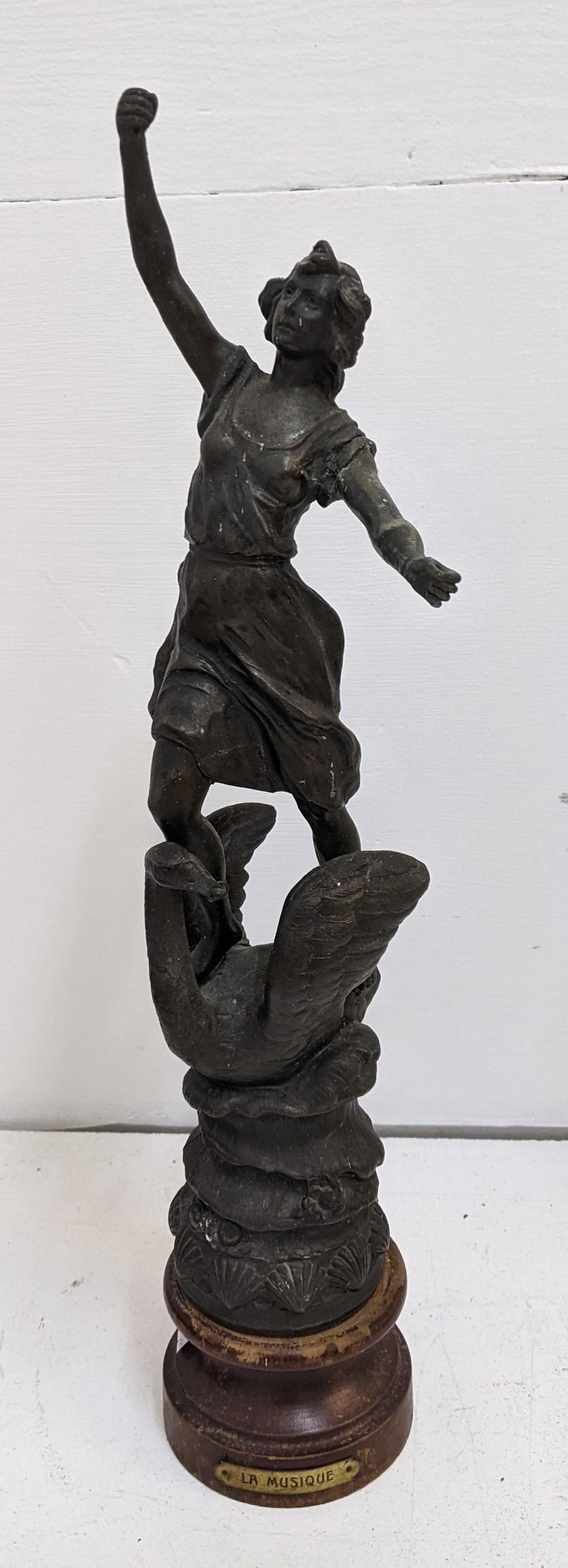 A mixed lot to include a 17th century French spelter figurine titled 'La Musique', a Grecian style - Bild 2 aus 3