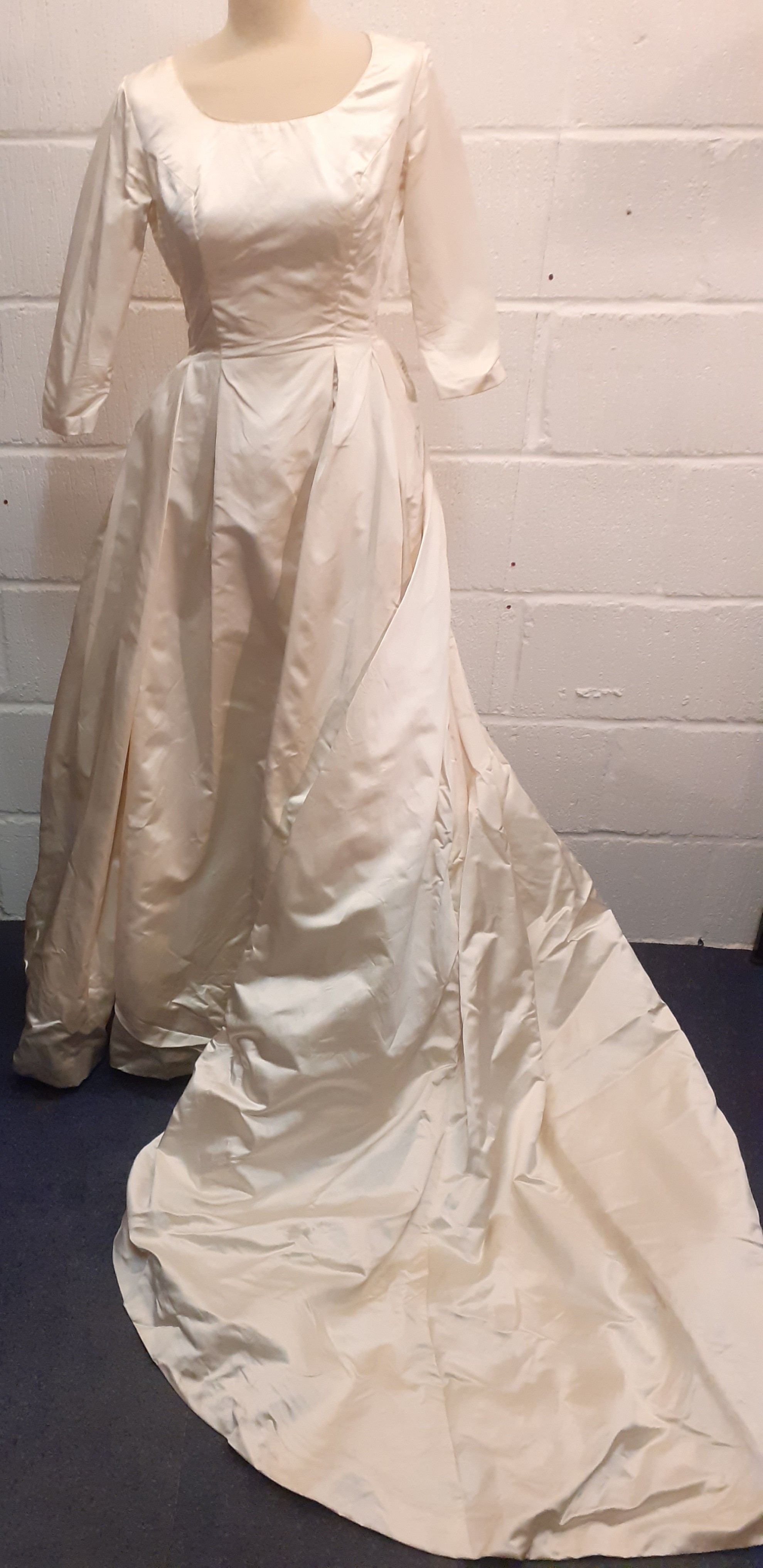 A 1961 cream silk wedding dress with ¾ sleeves, 28" waist x 36" chest, bow detail to rear waist with - Image 2 of 9