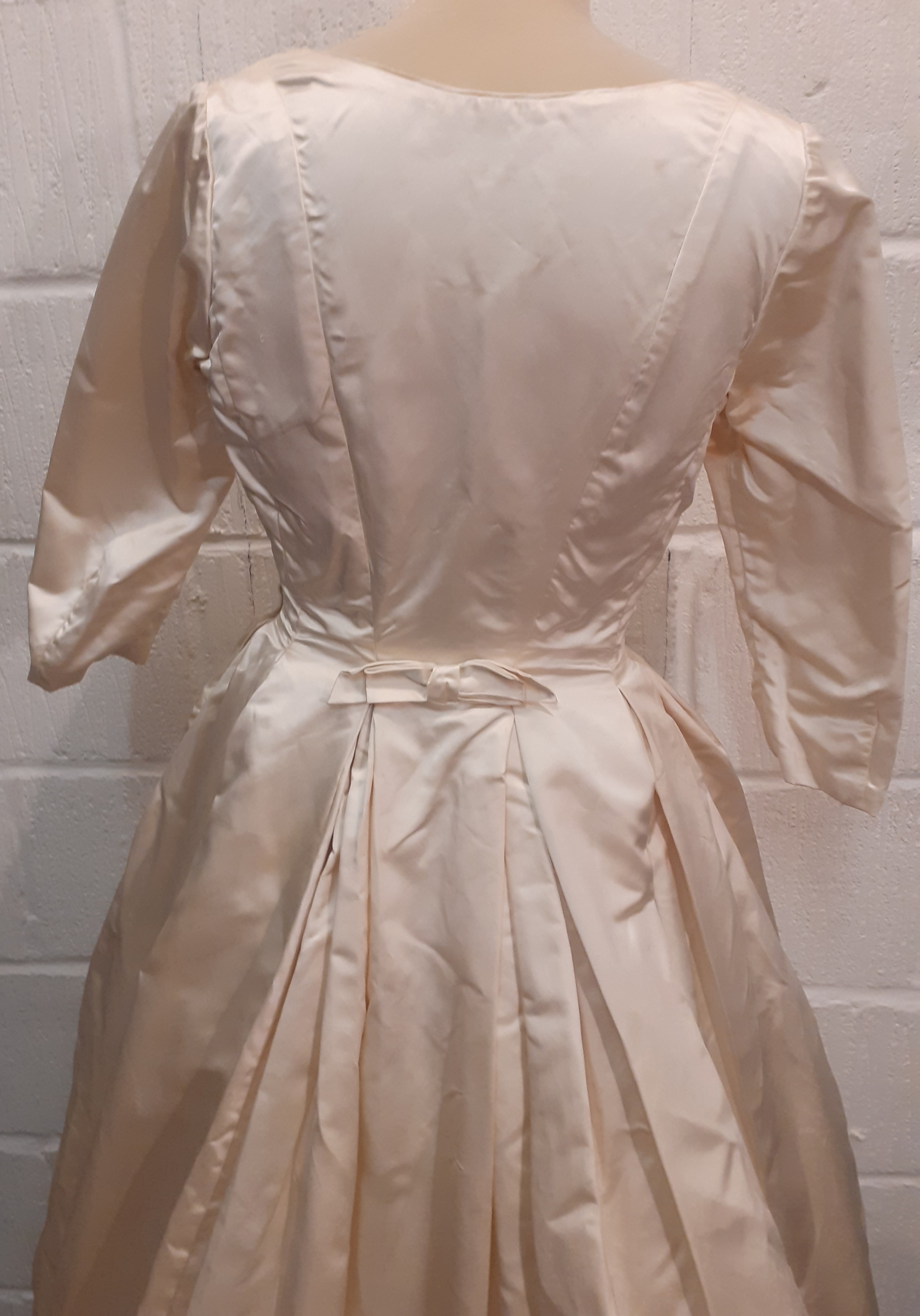 A 1961 cream silk wedding dress with ¾ sleeves, 28" waist x 36" chest, bow detail to rear waist with - Image 6 of 9