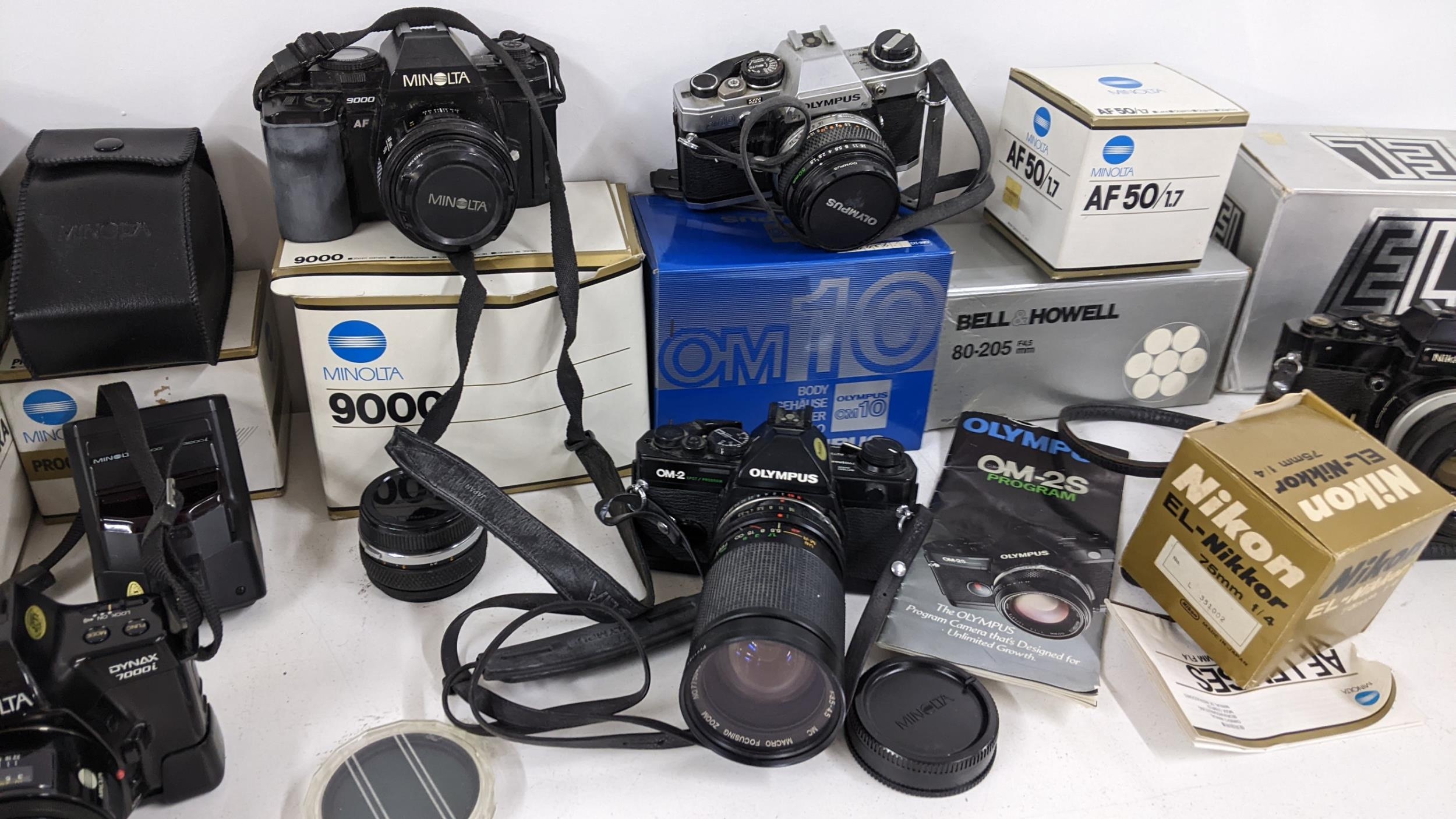 Mixed cameras and accessories to include an Olympus OM-2, Olympus OM10, Minolta 9000, Nikkormat - Image 3 of 4