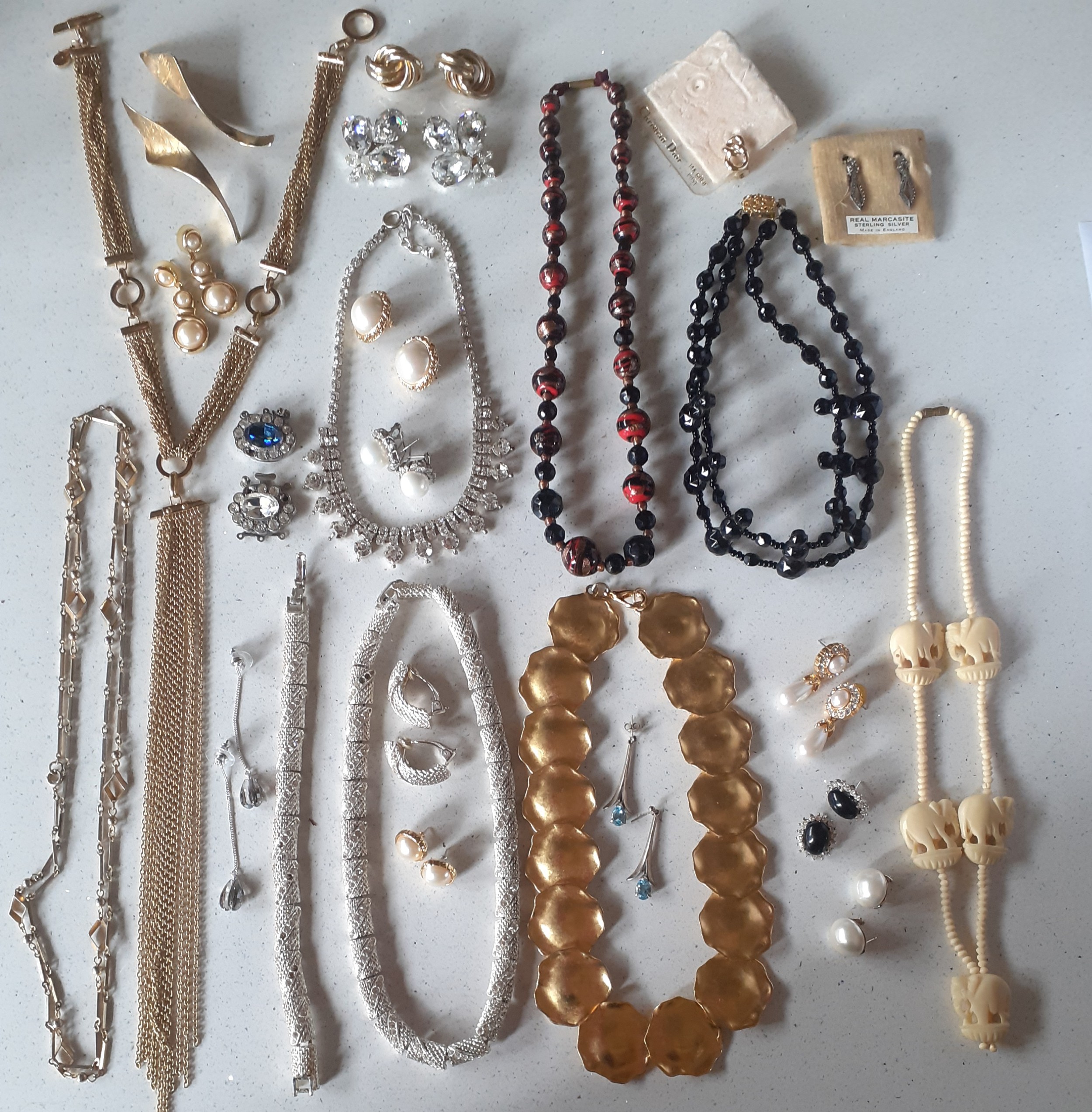 A quantity of vintage costume jewellery to include simulated pearl necklaces to include a Chomel - Image 5 of 5