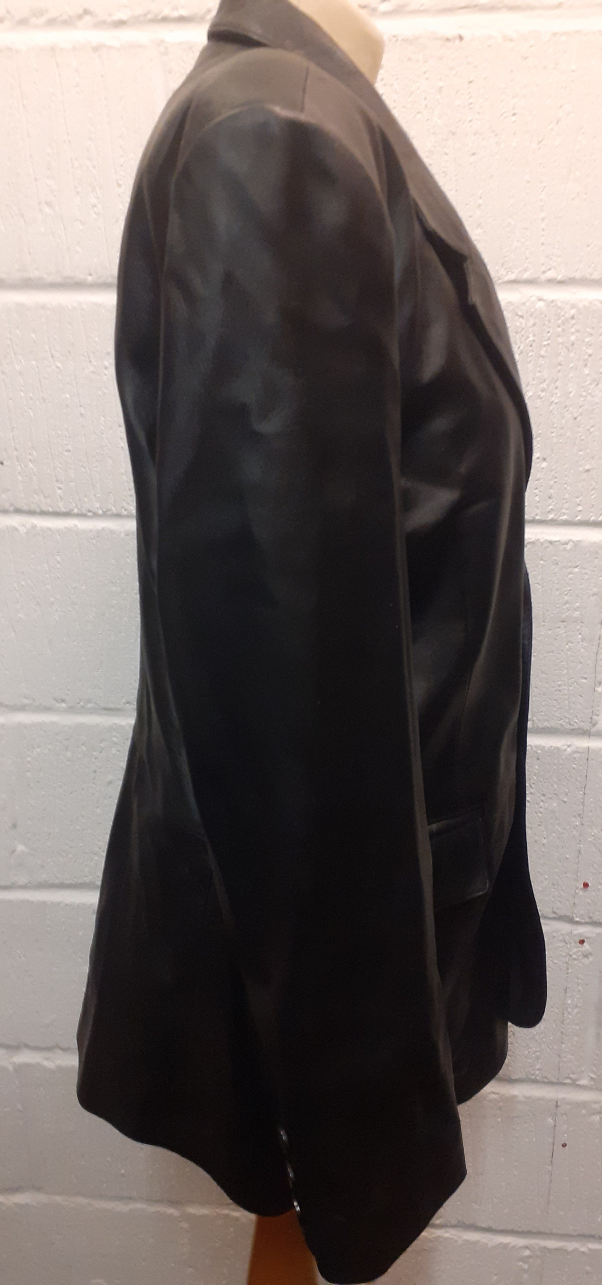 A Bardelli Beverley Hills soft black leather jacket having 3 front pockets and 3 button fastening, - Image 2 of 5