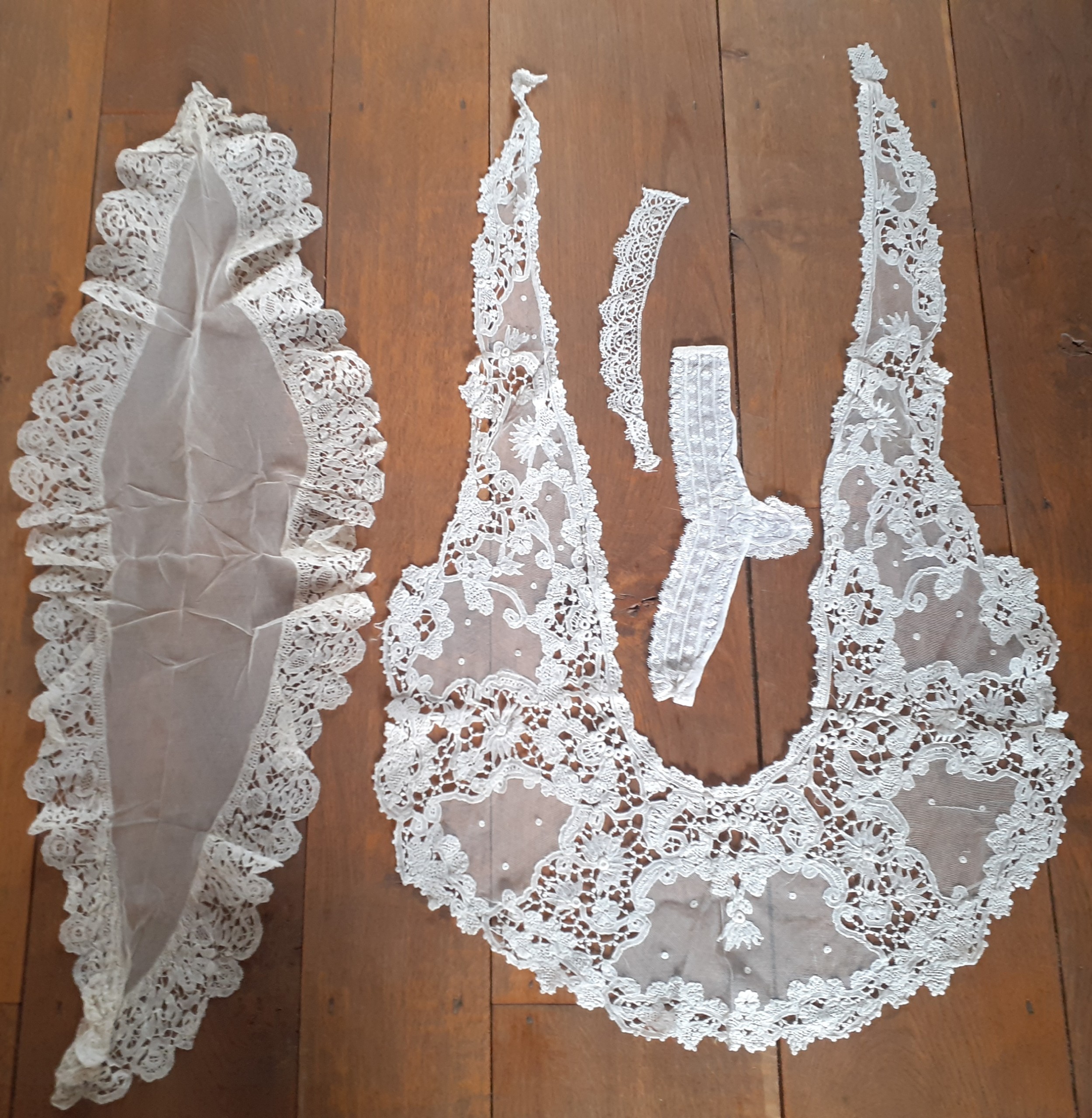 A quantity of vintage lace collars, sleeves, table mats and insertions to include a Honiton lace - Bild 8 aus 10