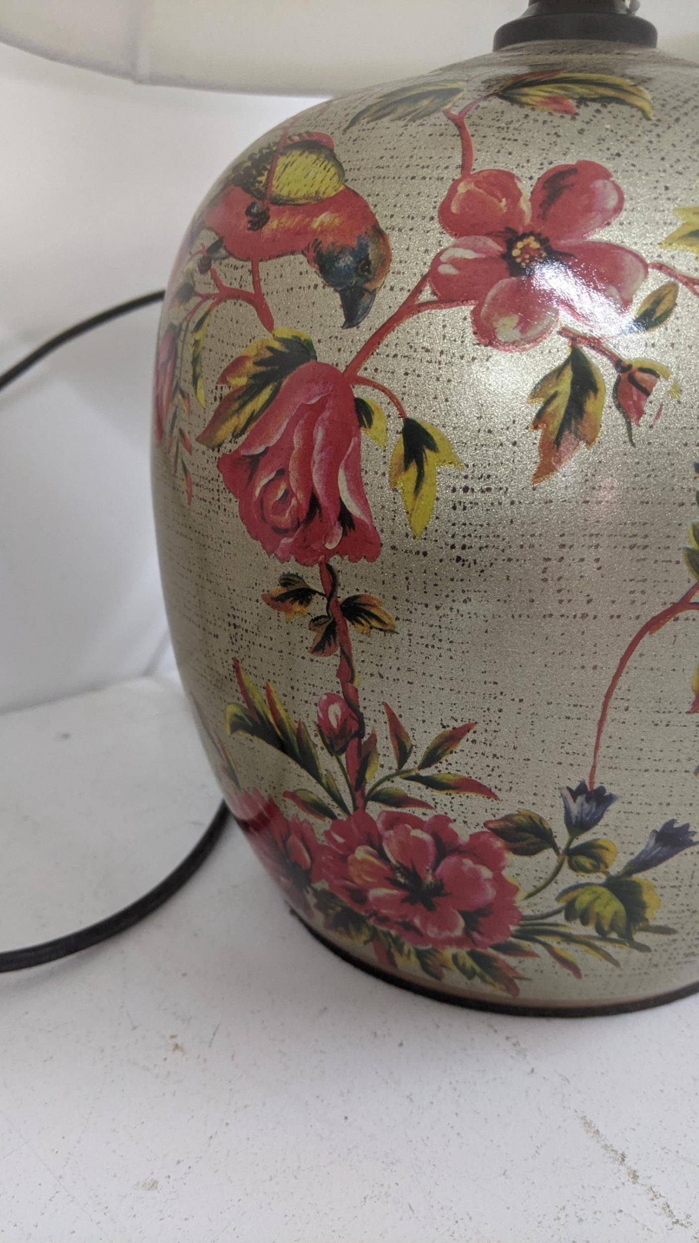 A pair of modern Oriental style table lamps decorated with parrots and floral decoration on a gold - Image 3 of 3
