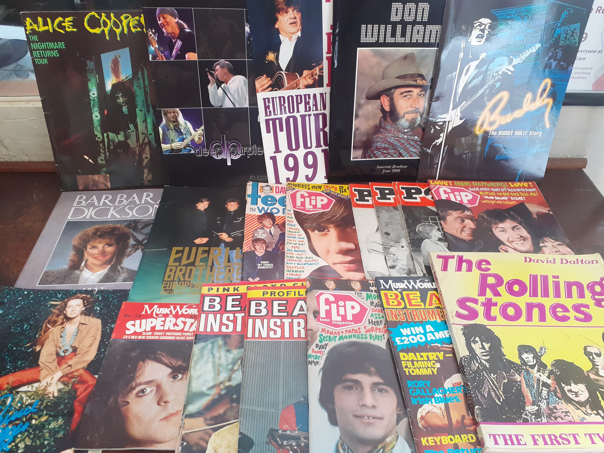 A quantity of 15 vintage LP's and music memorabilia to include The Who, Animals, David Bowie, - Image 4 of 5