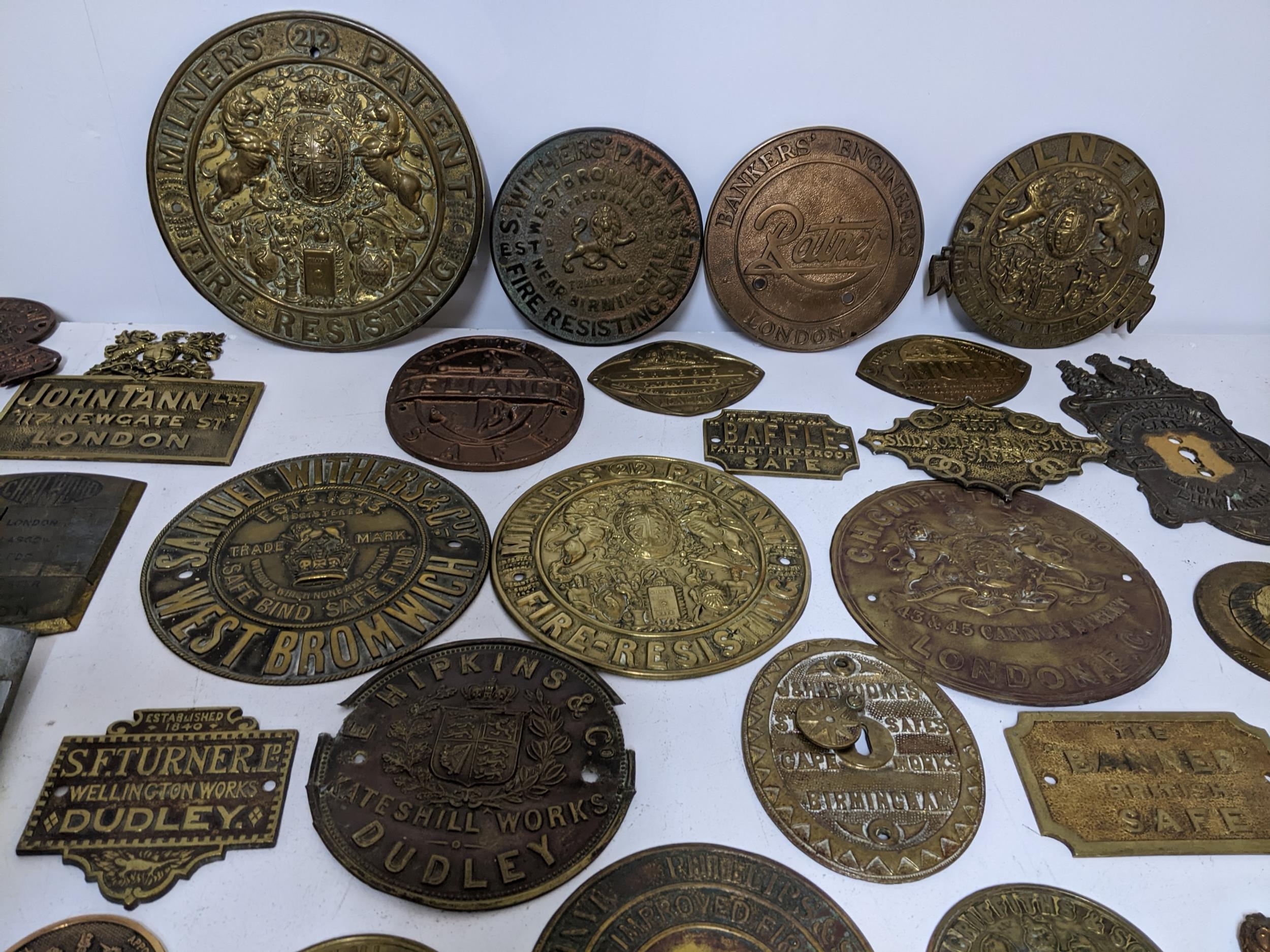 A collection of brass, gilt metal and other metals 19th century safe name plaques, escutcheons, door - Bild 4 aus 4