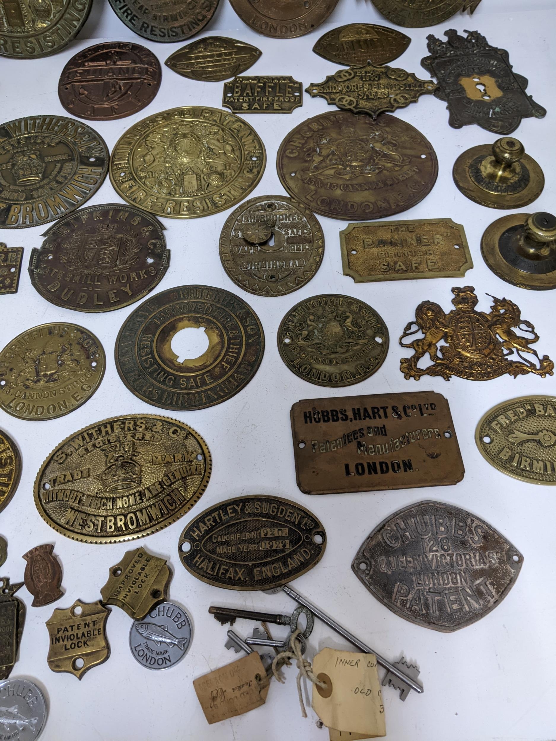 A collection of brass, gilt metal and other metals 19th century safe name plaques, escutcheons, door - Bild 3 aus 4