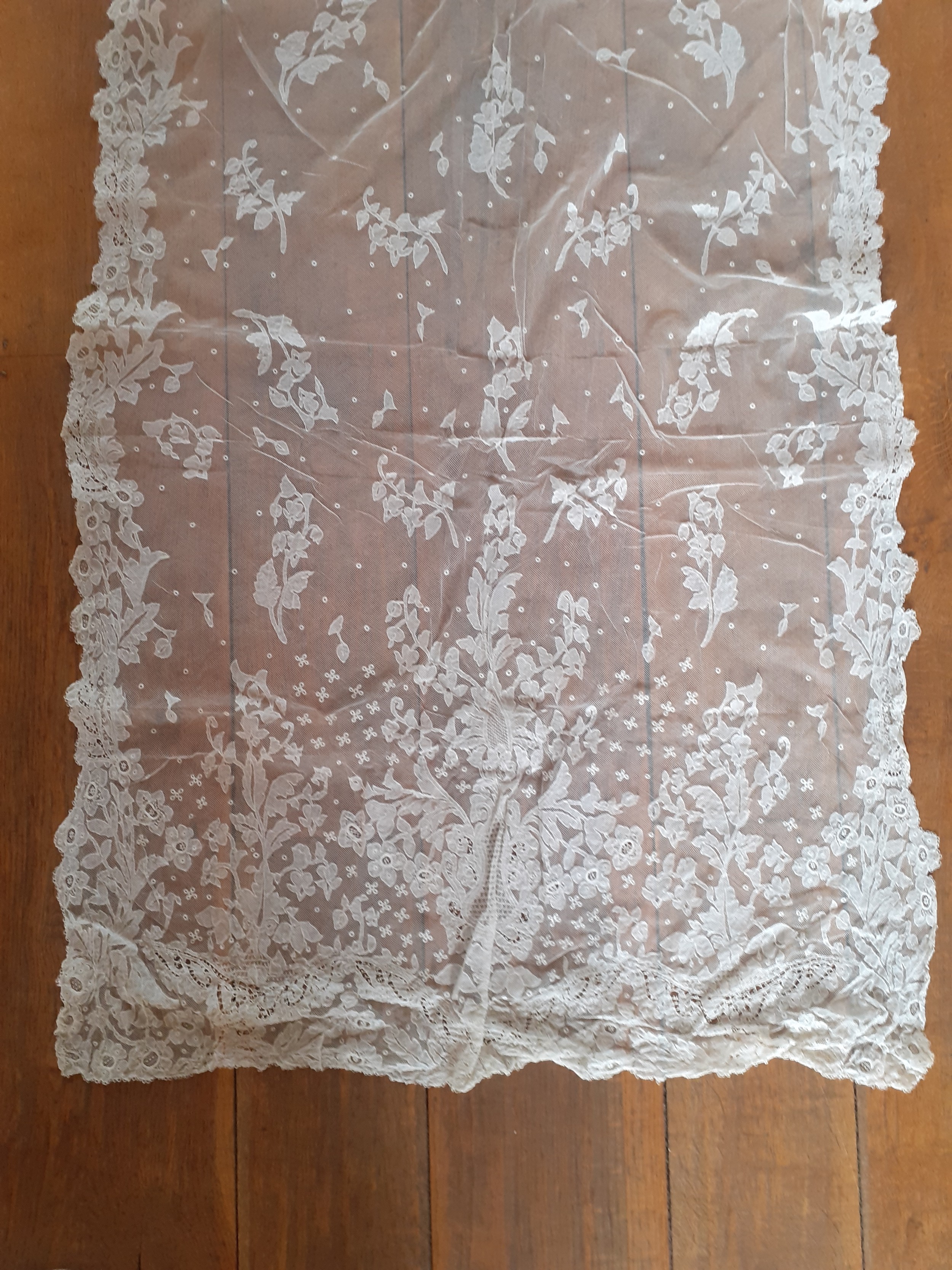 An early 20th Century Irish white lace veil on button mesh ground, possibly Carrickmacross lace, - Image 4 of 4