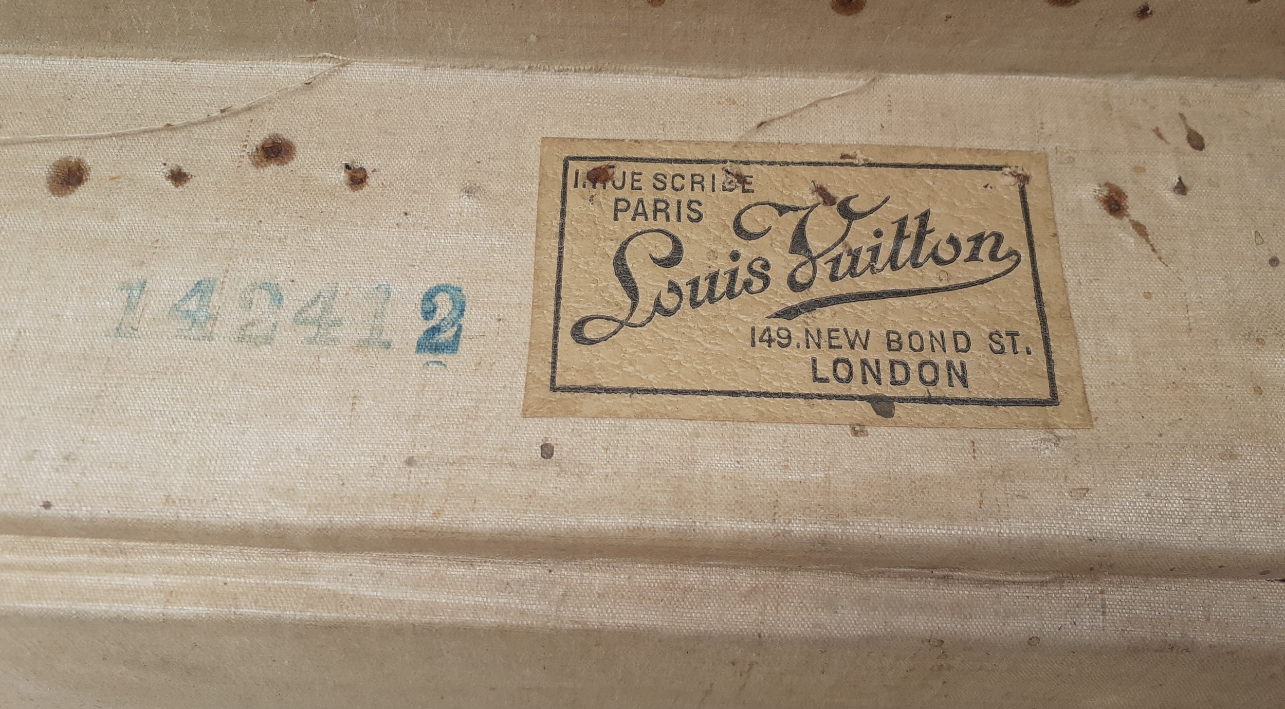 Louis Vuitton- An early 20th Century Louis Vuitton travel trunk, serial no:142412, having chestnut - Image 2 of 13