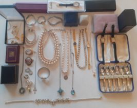 A quantity of mainly late 20th Century gold tone costume jewellery, watches and collectables to