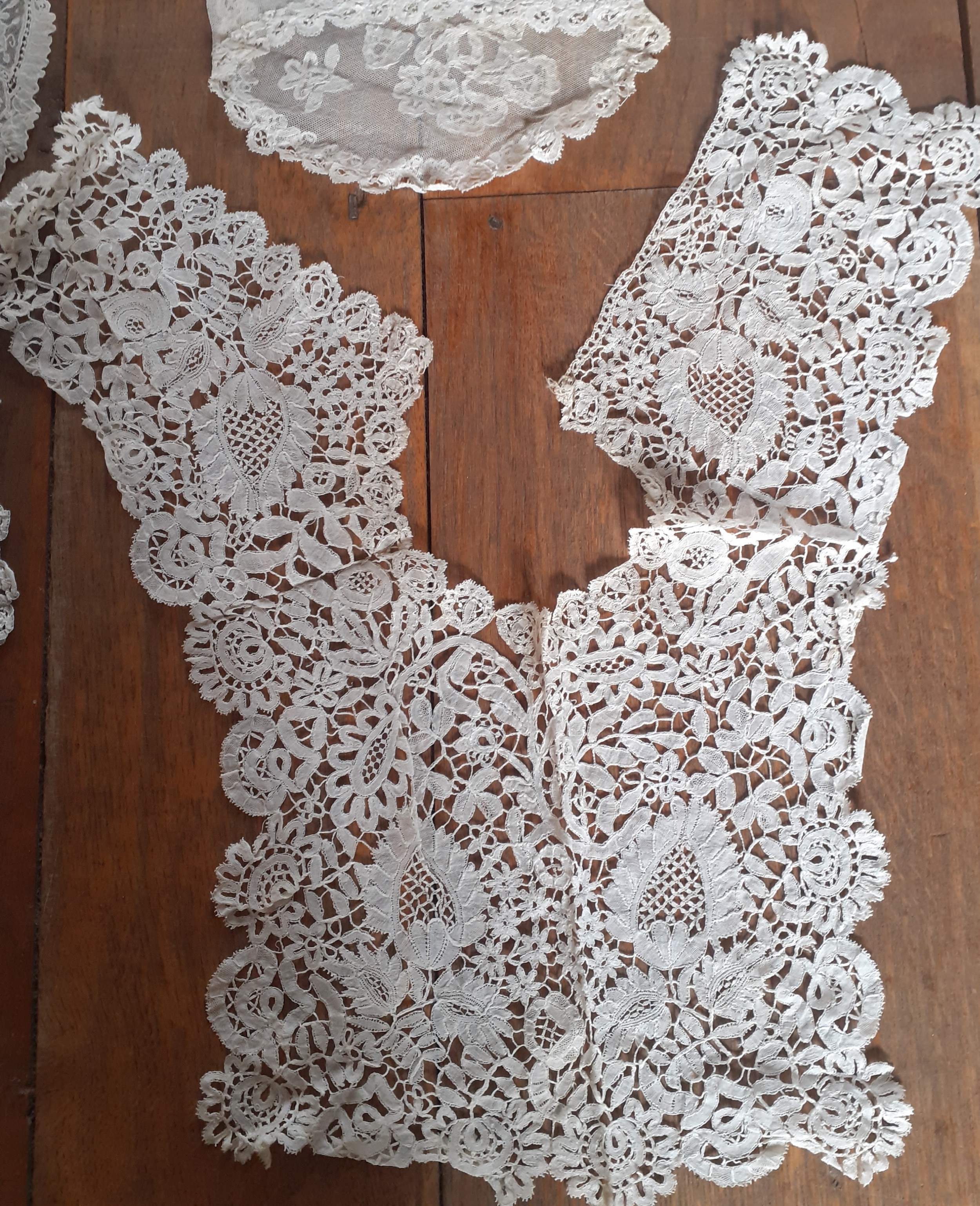 A quantity of vintage lace collars, sleeves, table mats and insertions to include a Honiton lace - Bild 4 aus 10