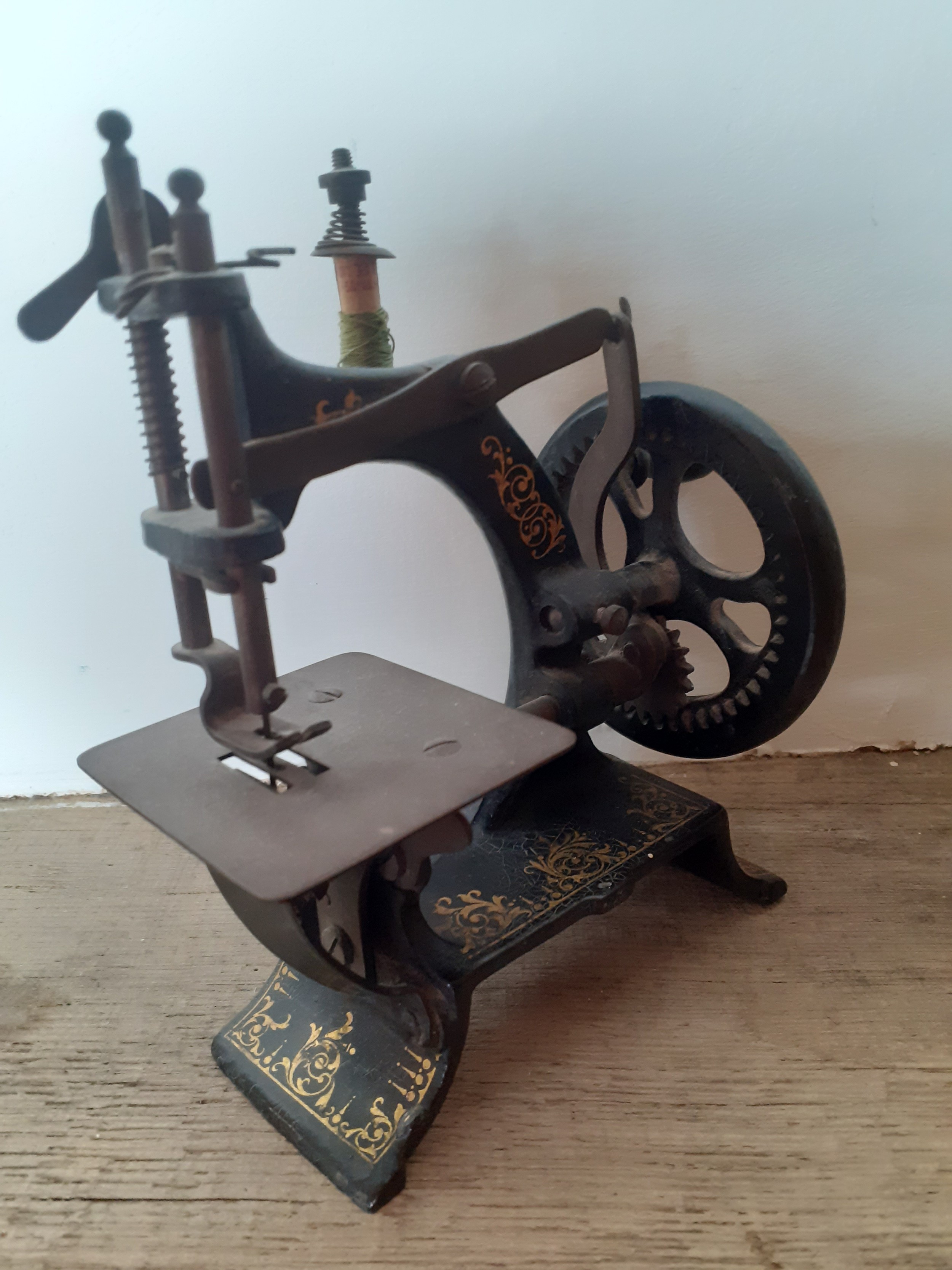 A small vintage toy cast iron hand cranked sewing machine 13cm wide x 17cm high. Location:R1.1 If - Image 2 of 5