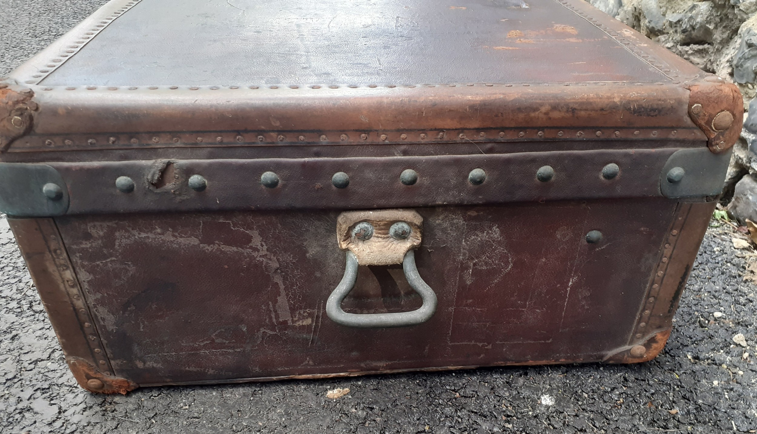 Louis Vuitton- An early 20th Century Louis Vuitton travel trunk, serial no:142412, having chestnut - Image 7 of 13