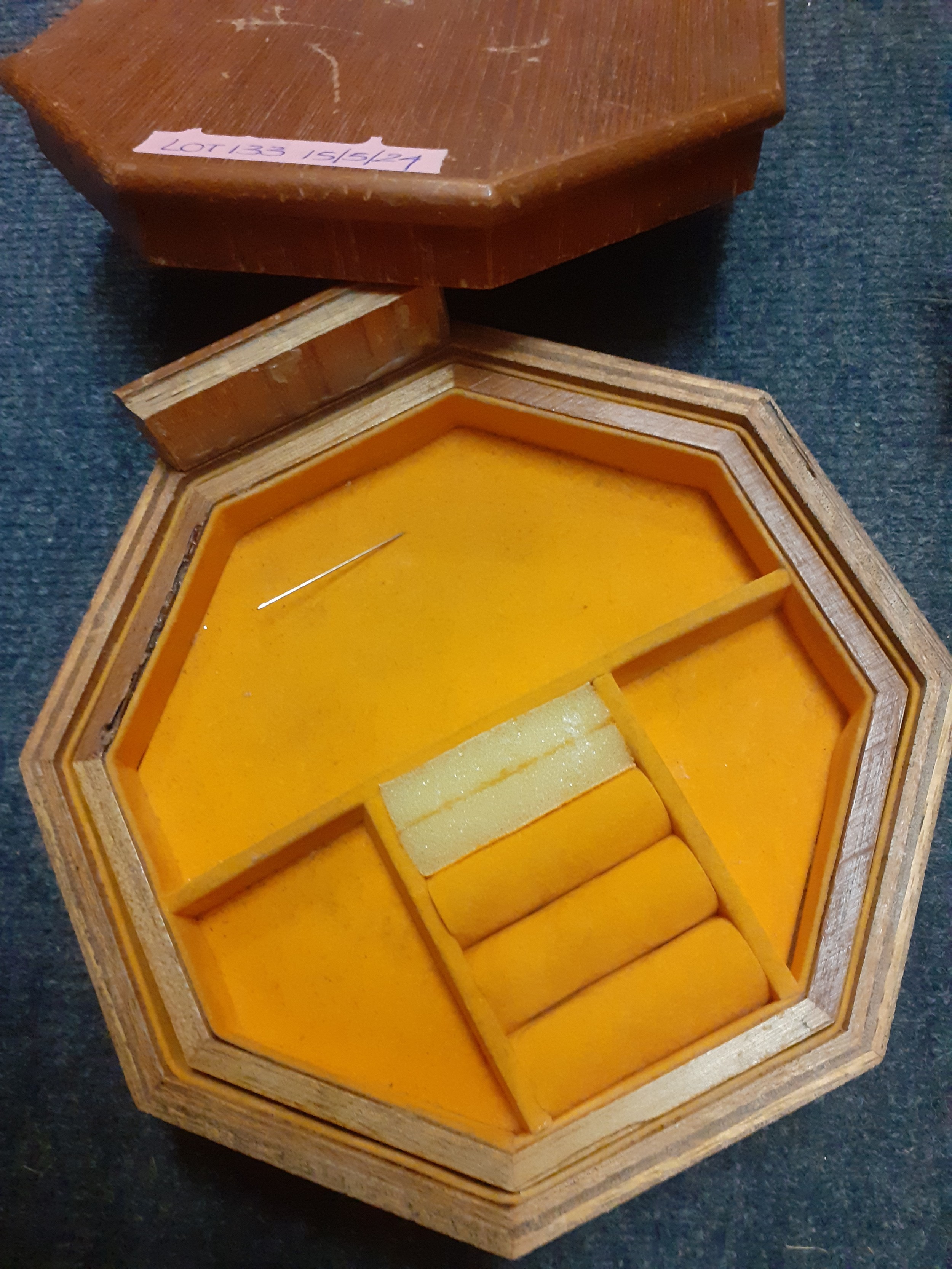A Reuge music box A/F together with an octagonal treen jewellery box A/F, a small quantity of - Image 4 of 6