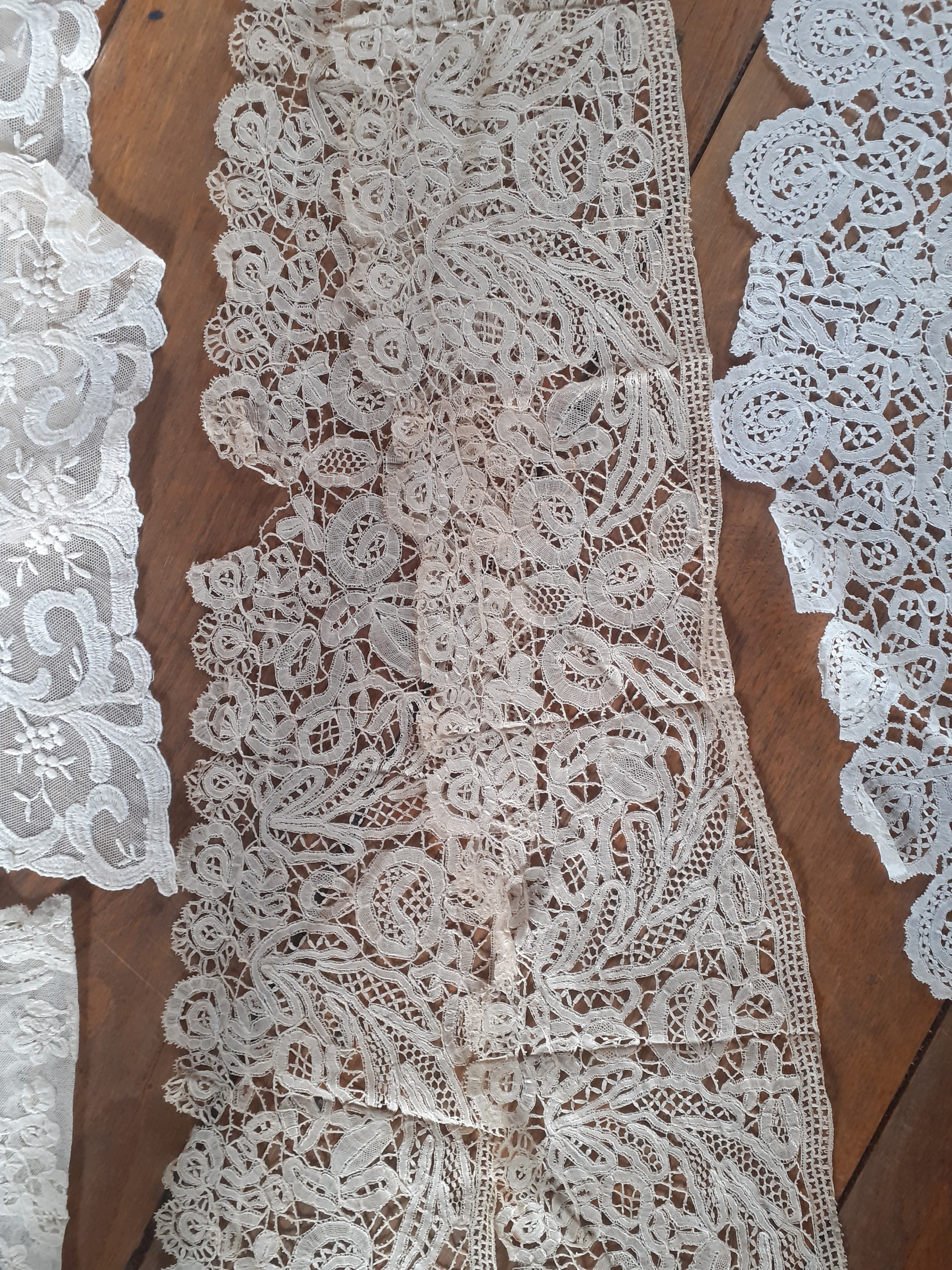 A quantity of vintage lace collars, sleeves, table mats and insertions to include a Honiton lace - Bild 10 aus 10