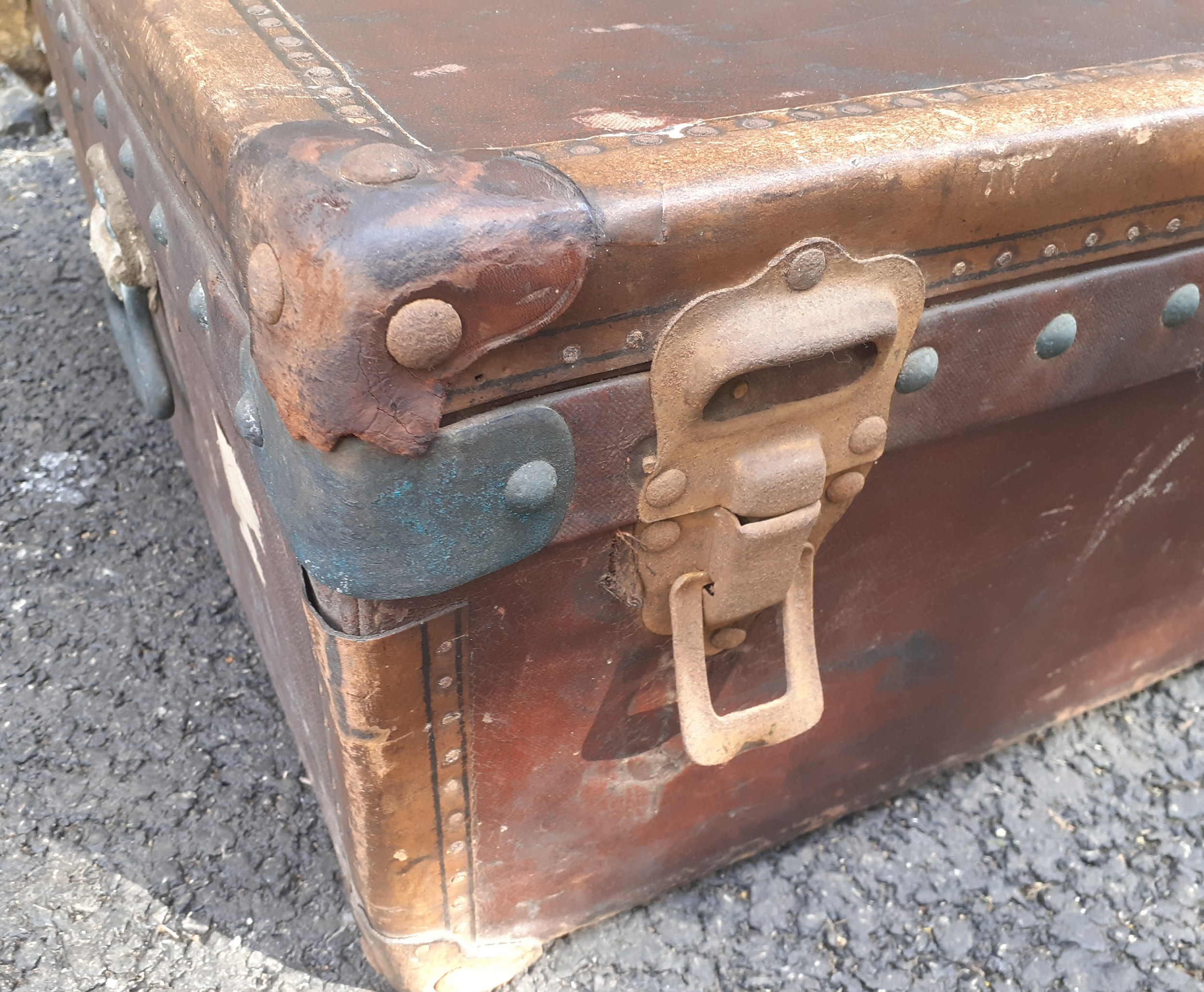 Louis Vuitton- An early 20th Century Louis Vuitton travel trunk, serial no:142412, having chestnut - Image 8 of 13