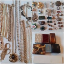 A quantity of vintage costume jewellery to include a simulated pearl necklace with 9ct gold clasp, a