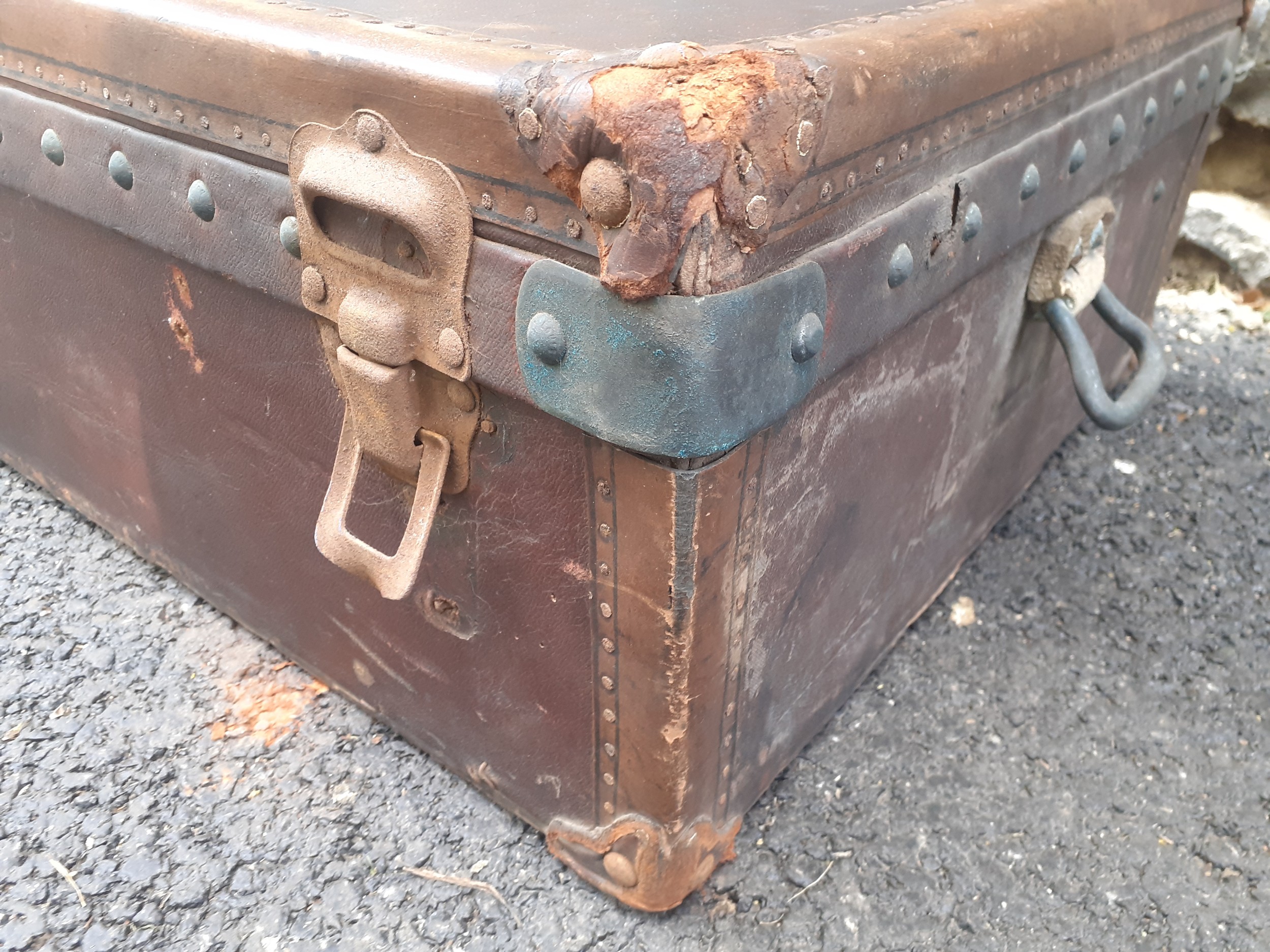 Louis Vuitton- An early 20th Century Louis Vuitton travel trunk, serial no:142412, having chestnut - Image 9 of 13