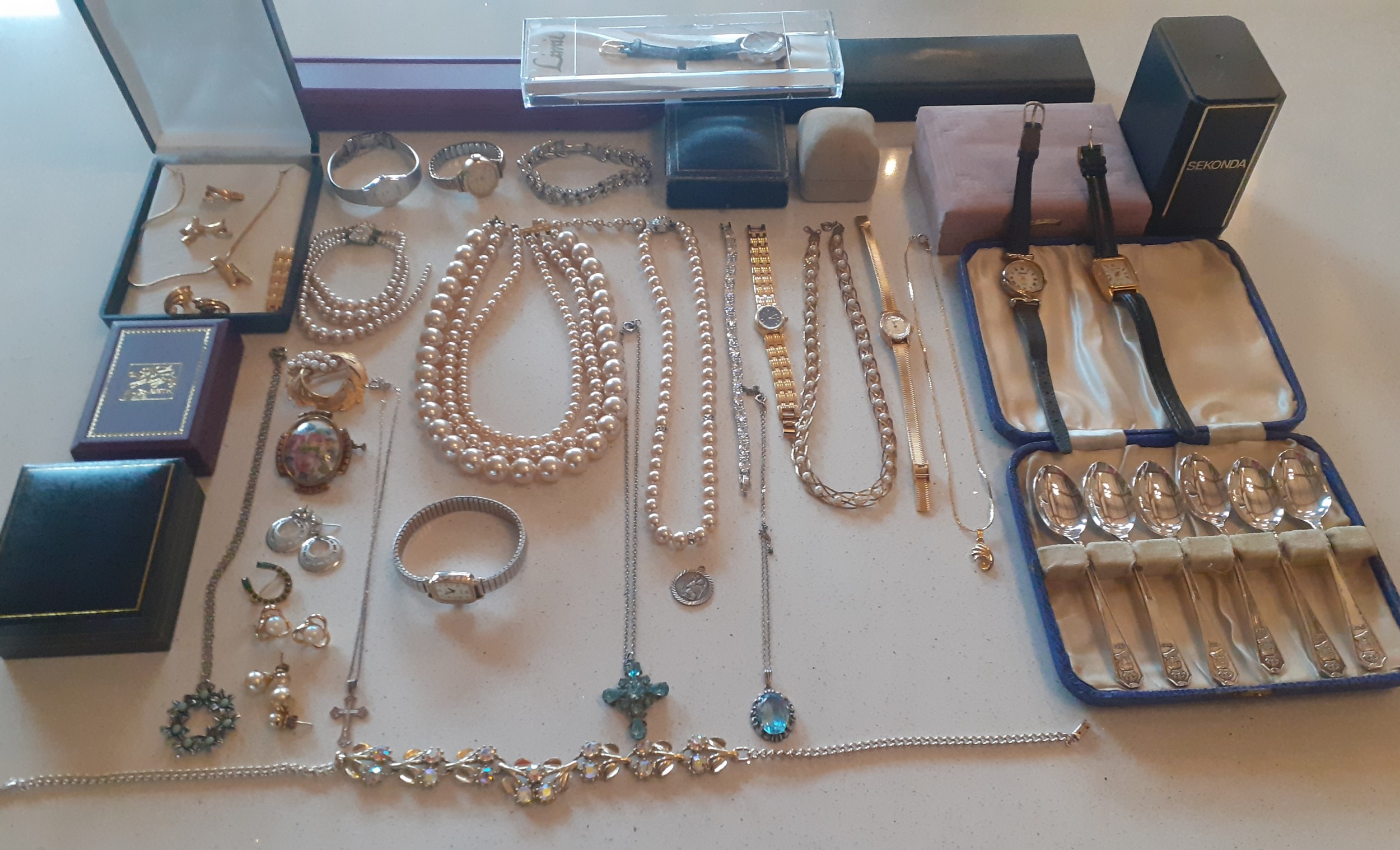 A quantity of mainly late 20th Century gold tone costume jewellery, watches and collectables to - Image 2 of 7