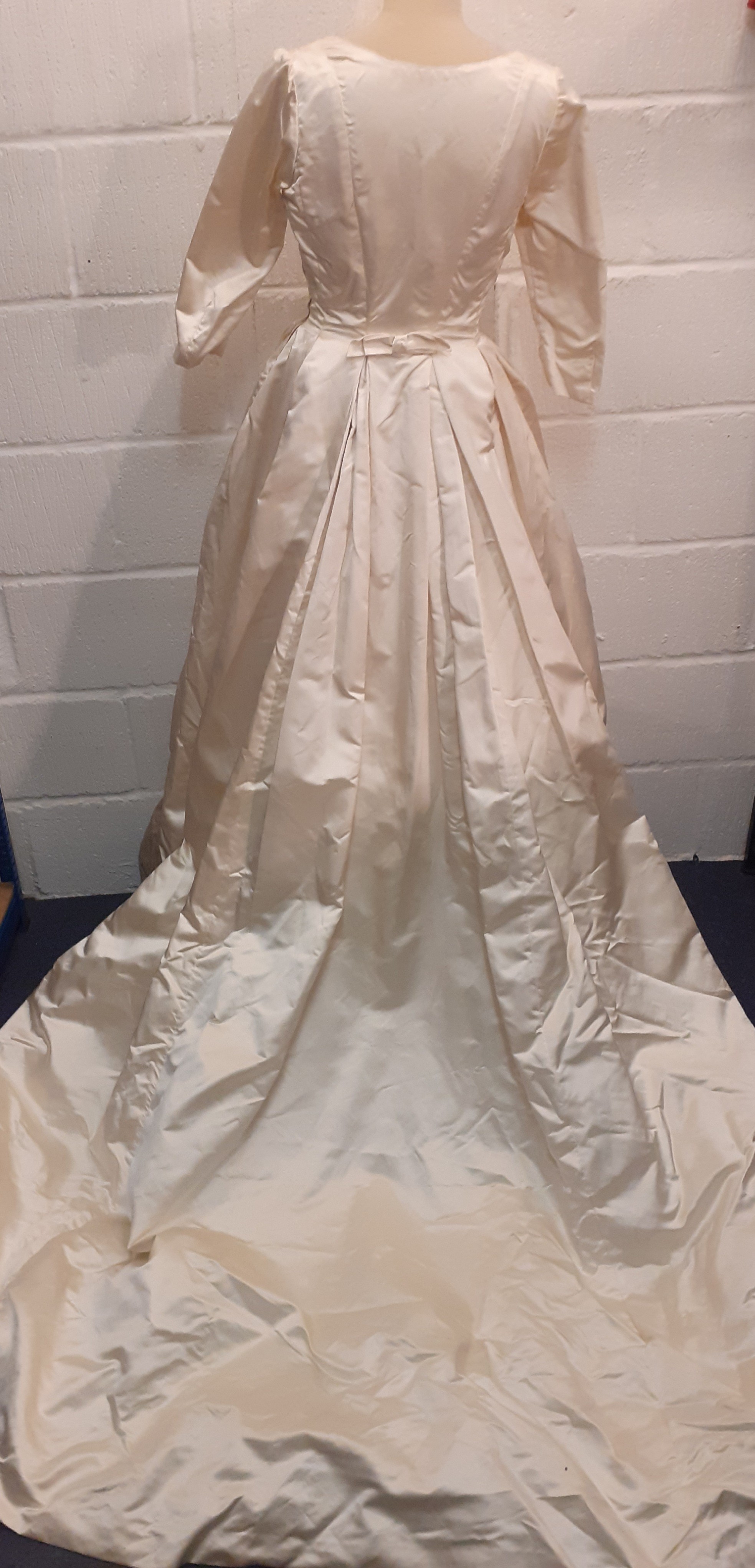 A 1961 cream silk wedding dress with ¾ sleeves, 28" waist x 36" chest, bow detail to rear waist with - Image 4 of 9