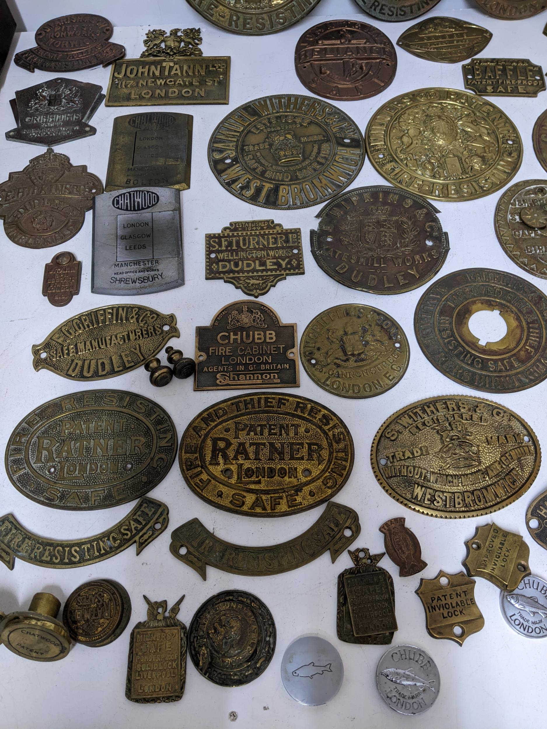 A collection of brass, gilt metal and other metals 19th century safe name plaques, escutcheons, door - Bild 2 aus 4