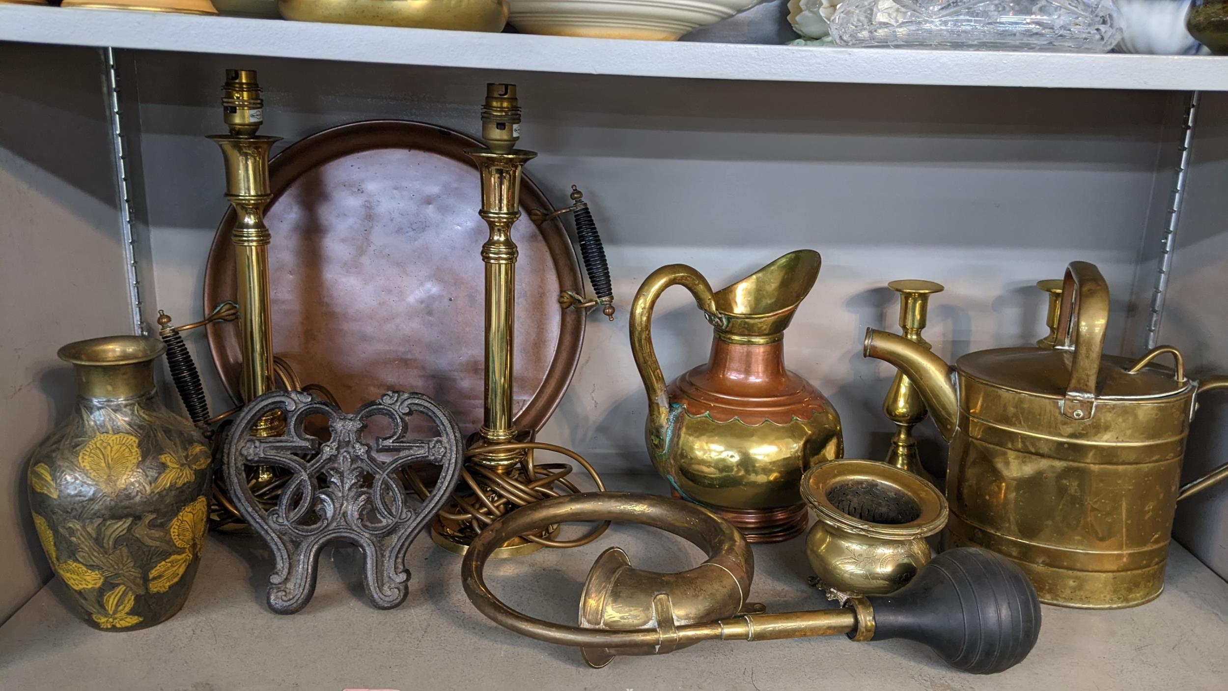 Mixed metalware to include a fireside trivet, brass horn, copper twin handled tray and other items