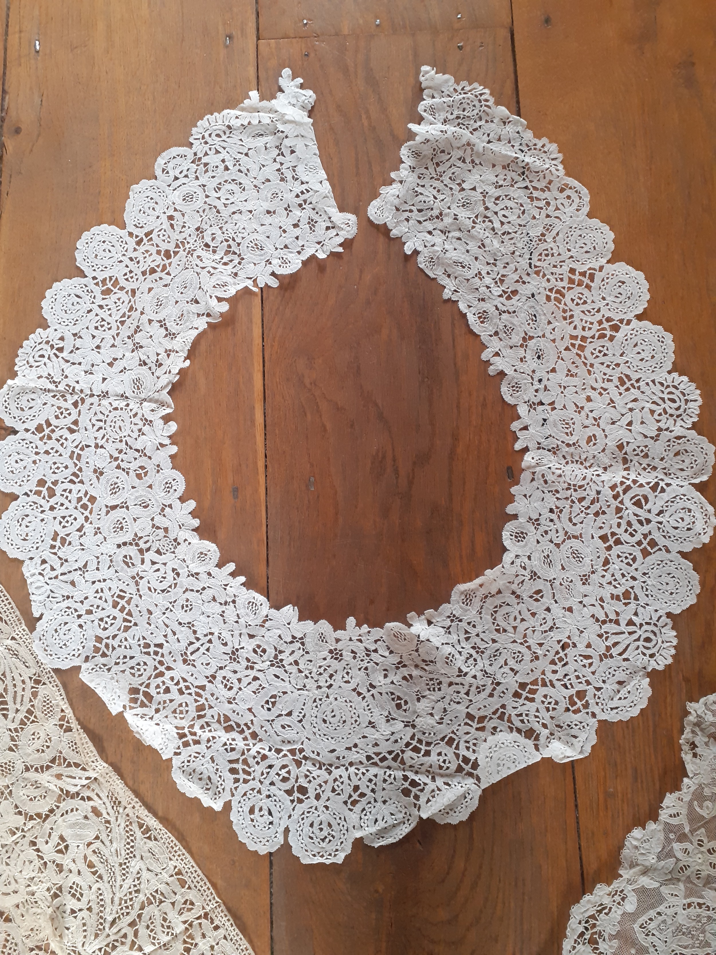 A quantity of vintage lace collars, sleeves, table mats and insertions to include a Honiton lace - Bild 7 aus 10