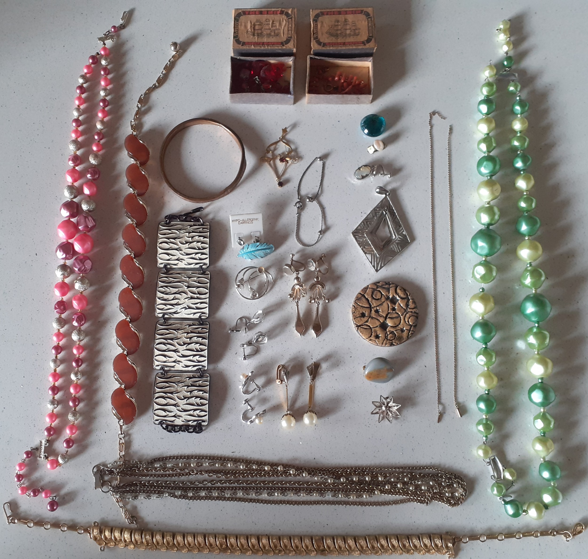 A quantity of costume jewellery to include a simulated pearl necklace with silver clasp and others - Image 2 of 4