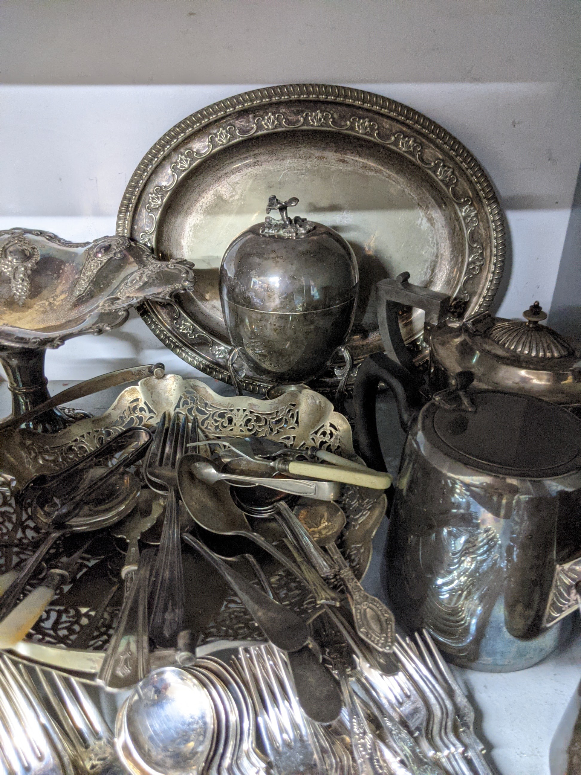 A mixed lot of silver plate to include a four-egg capacity egg coddler, teaware, King's pattern - Image 3 of 4